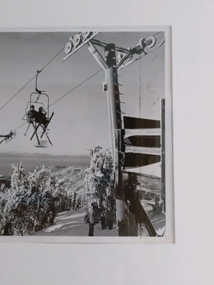 We are located on Ski Run Blvd, the original ski run for Heavenly Mountain and did you know @skiheavenly is celebrating their 70th anniversary this season? I absolutely LOVE old ski photos. They are such a vibe. And skiing with your kids for their fi