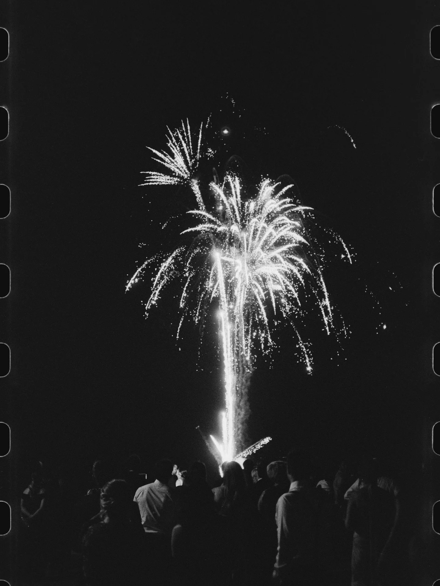 &ldquo;And there&rsquo;s a place that I&rsquo;ve dreamed of&hellip;&rdquo;

📷 - @therobmorgan 

&bull;
&bull;
&bull;
&bull;
&bull;
#wedding #weddings #weddingday #fireworks #weddinginspiration #weddingplanning #sunsets #blackandwhitephotography