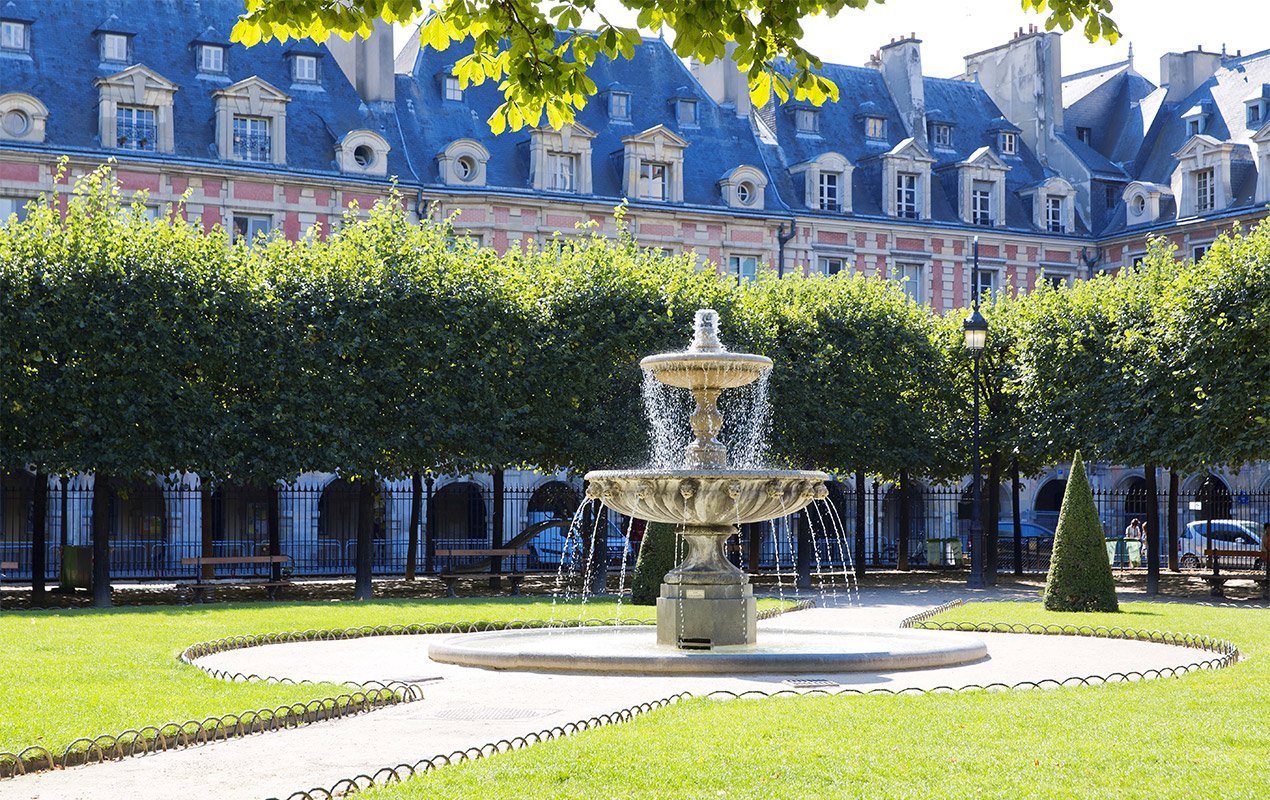 FO-place-des-vosges-angle-fountain-1.jpg