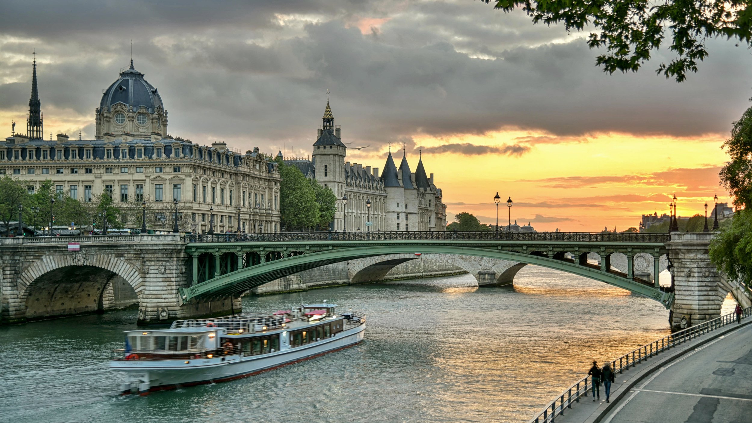 article-france-paris-seine-bridge-boat.jpg