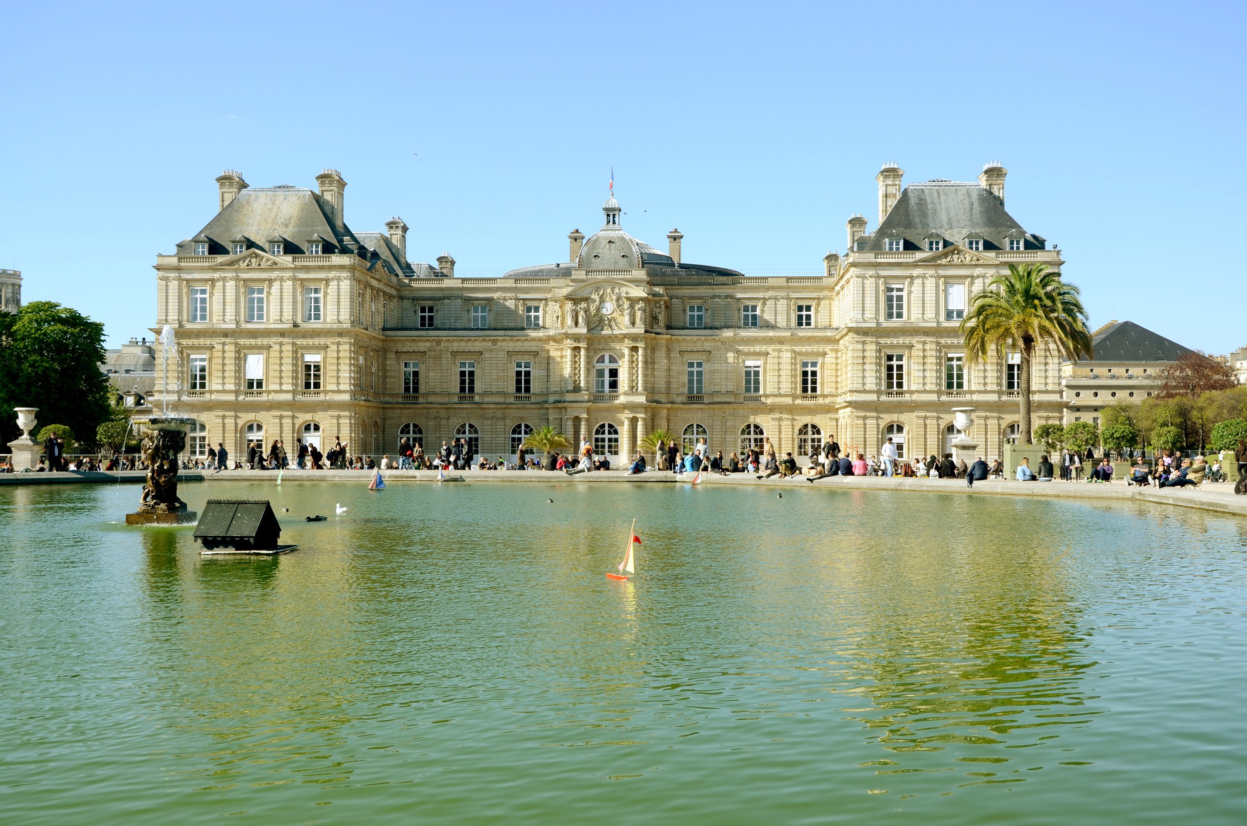 BOATS BASSIN IN FRONT OF THE SENAT BUILDING.jpg