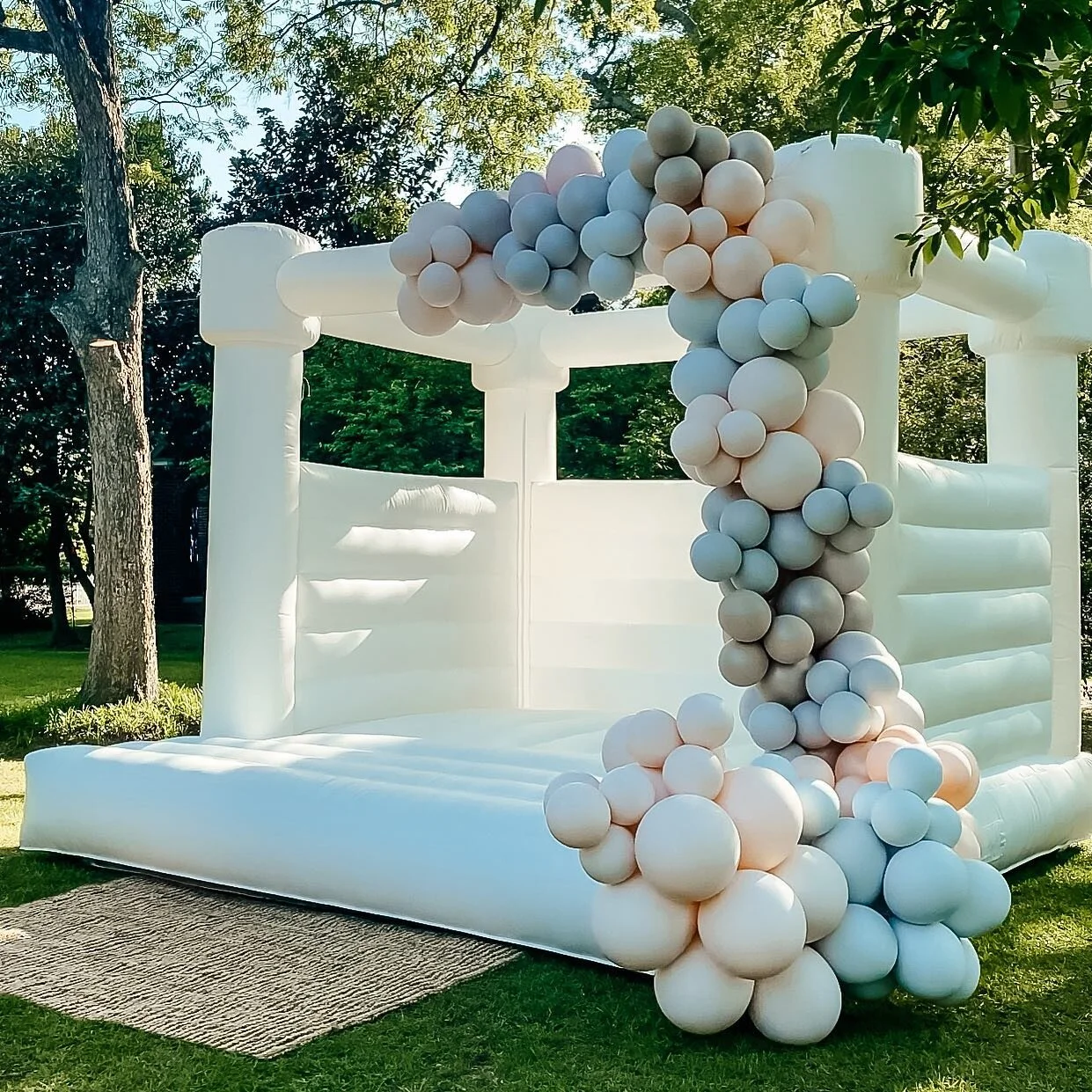 Our mod bounce is the perfect wedding guest. 😍 Whether we&rsquo;re keeping kiddos occupied or giving your guests a unique photo opp, you can always bounce with us. 

Book your bounce at the link in our bio today! 

🎈: @mommyeastcoast 
📍: @hartleyh
