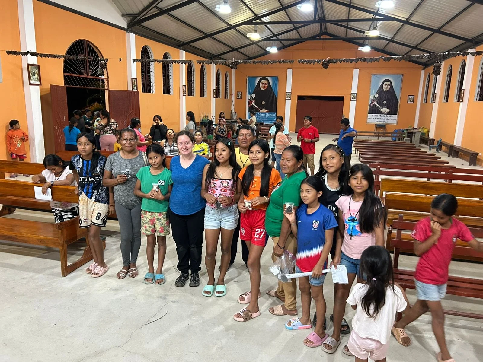 ECUADOR - Giving out rosaries in Wayrayacu.jpg