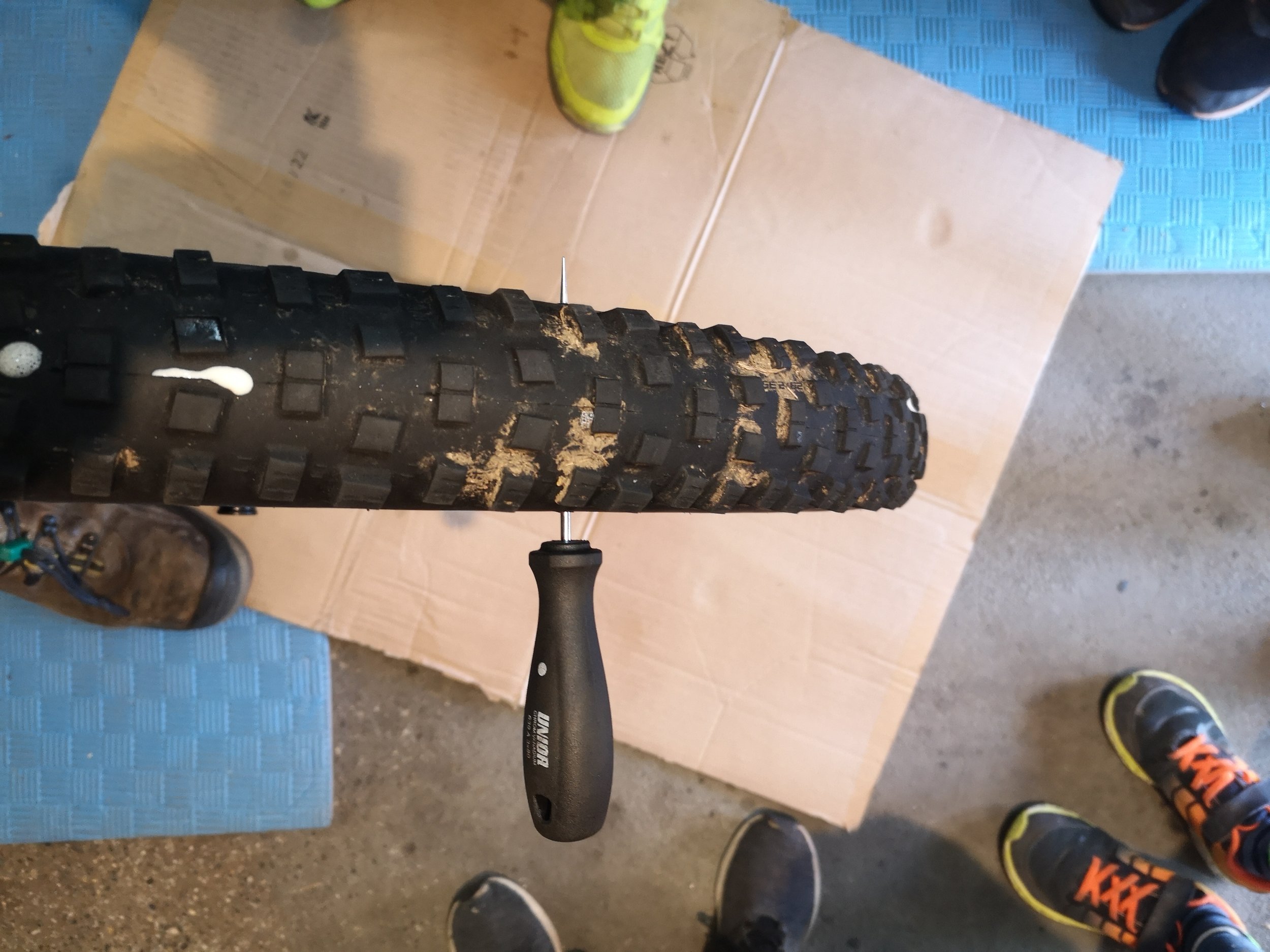 Zum Schluss - platt stechen eines Tubeless Reifen