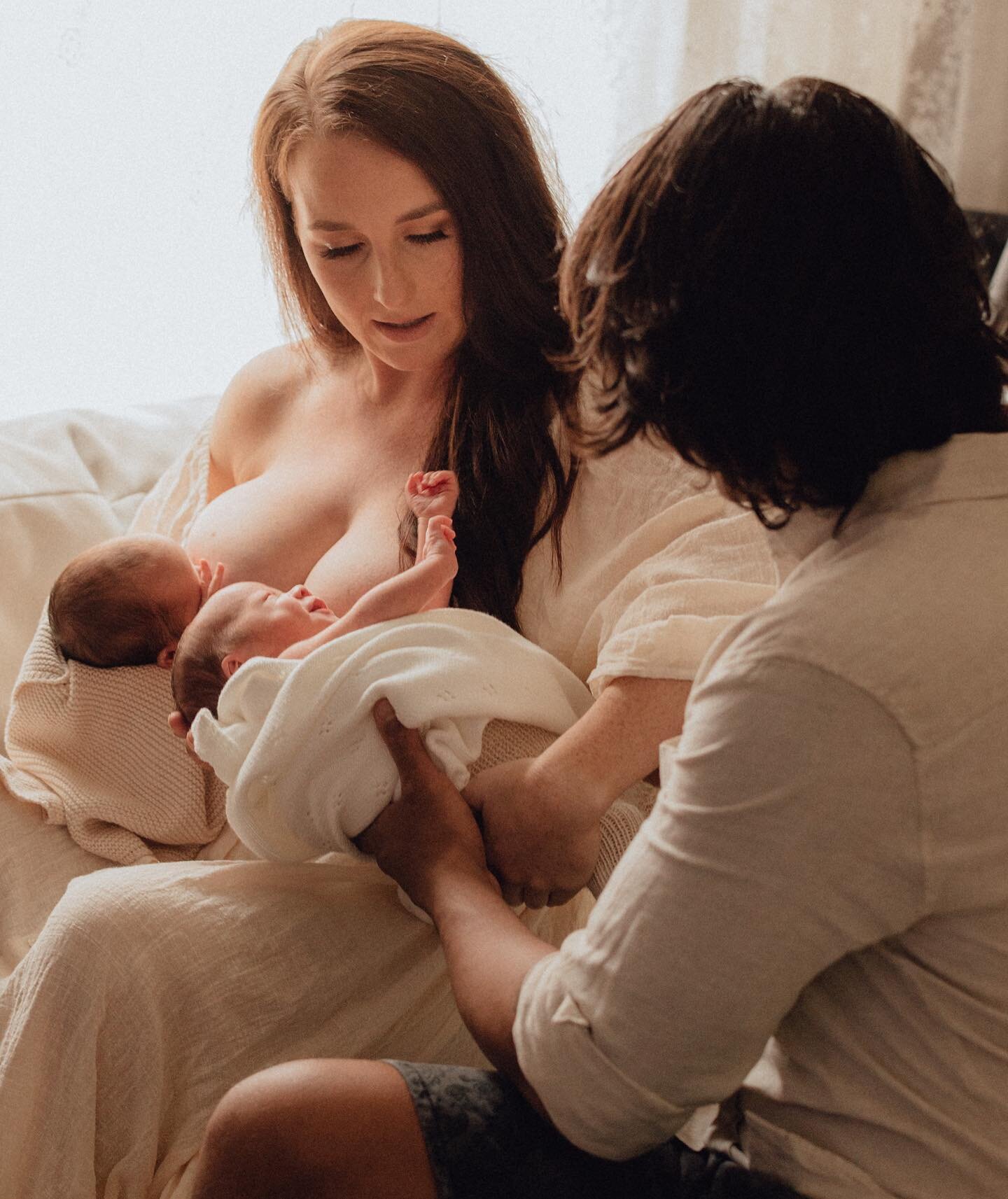 Beth and David a few weeks into twin life ✨

Two beautiful boys, Jonah and Noah 🥰

#erinnredfernphotography 
#centralwestnsw 
#centralwestnswphotographer 
#wellingtonphotographer 
#dubbophotographer 
#dubboregion
#orangephotographer 
#mudgeephotogra