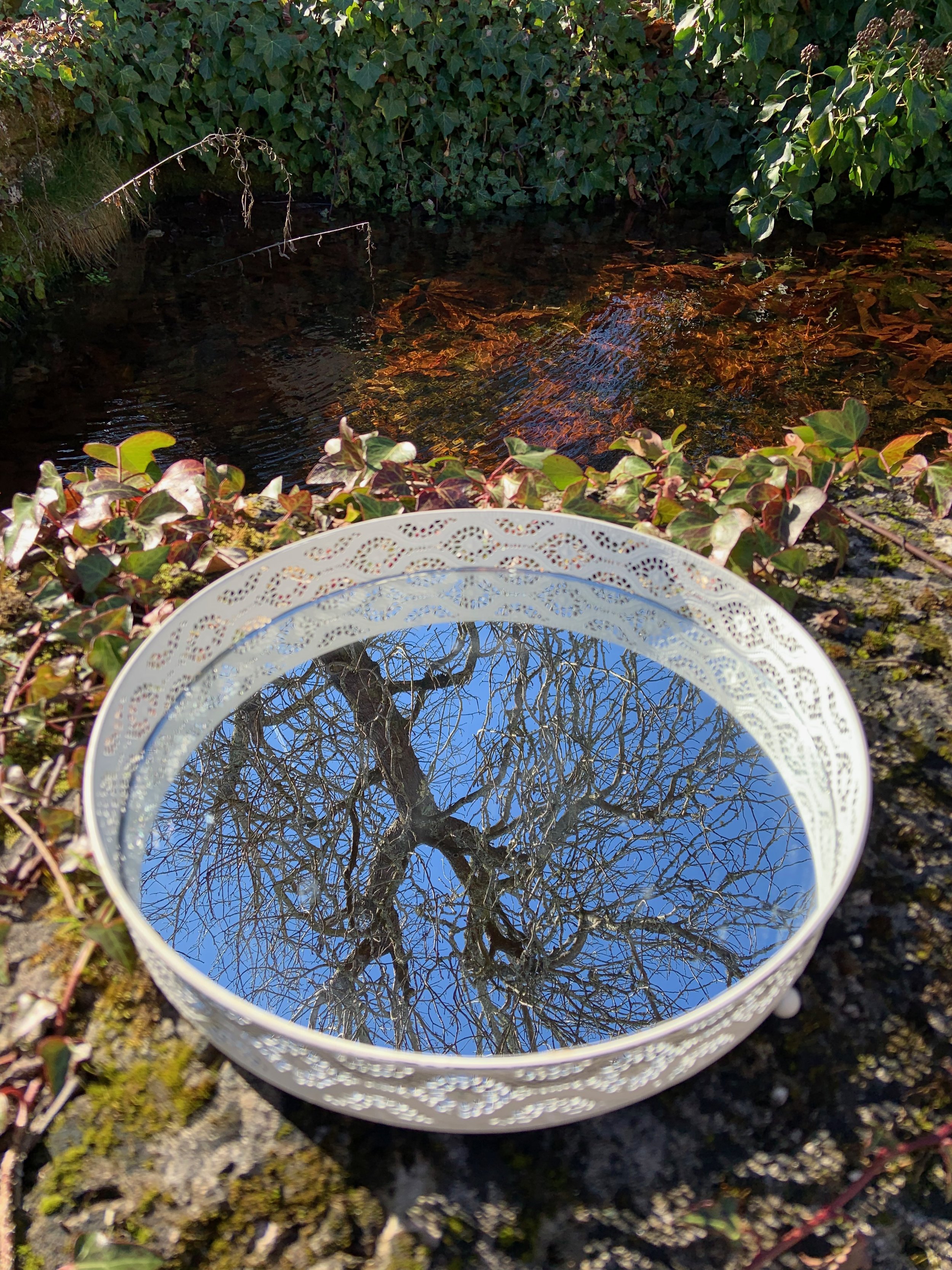 Circular mirrored table decoration or tray.jpeg