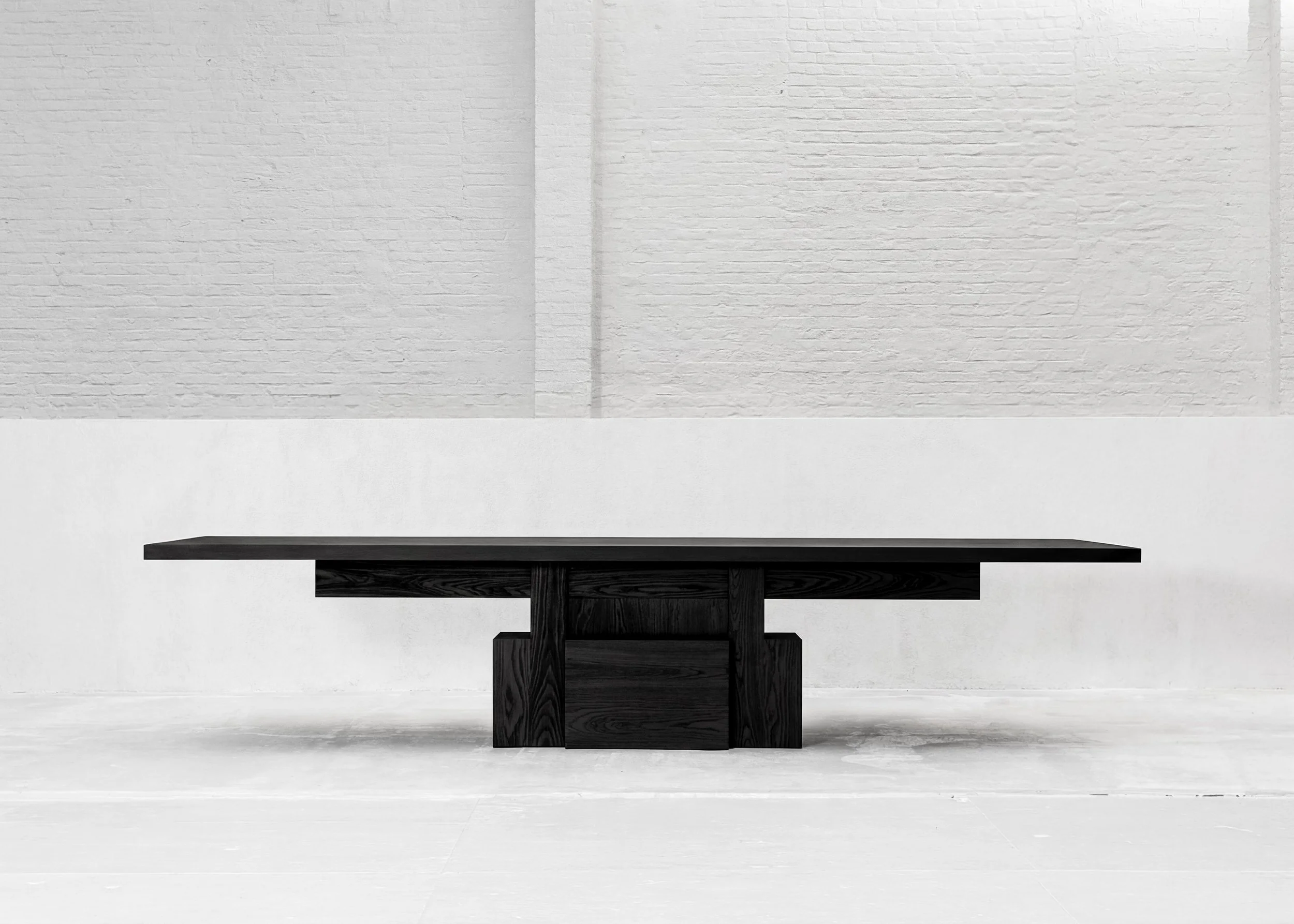 FUNDAMENT DINING TABLE