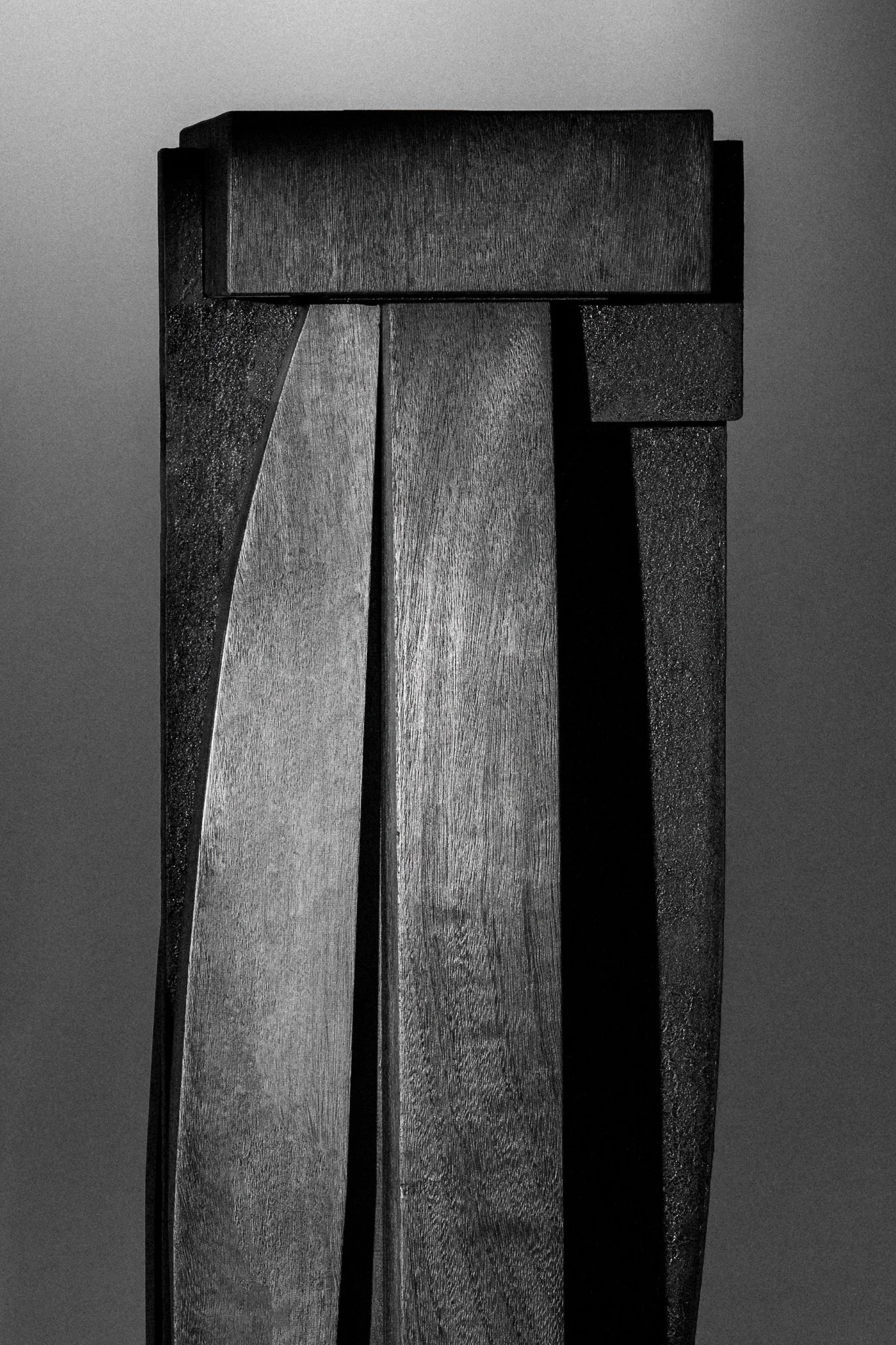 Umbo Pedestal, sculptural wood detail — photography by Victor Robyn