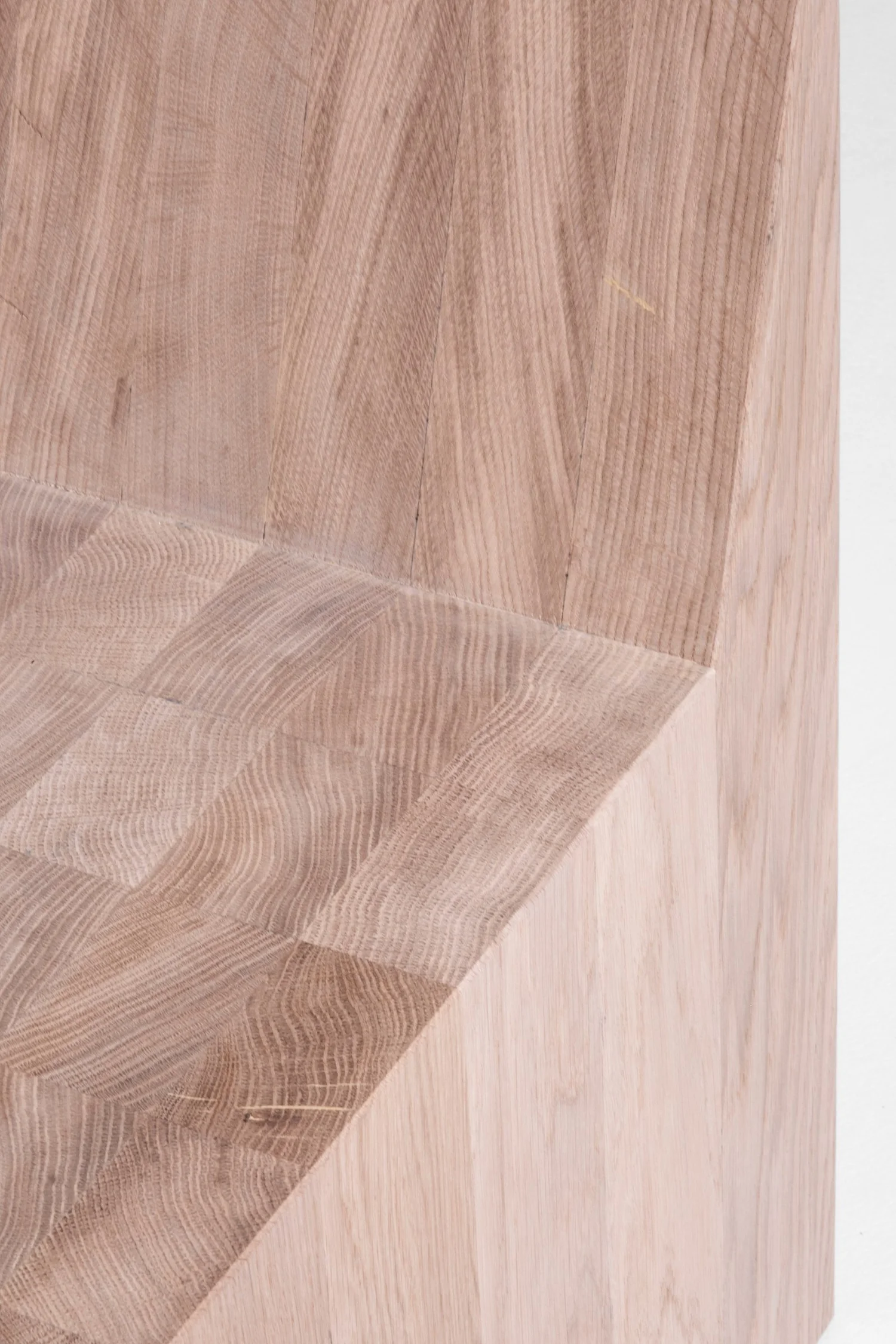 Close-up of the French oak grain and joint of the AD Stool Wood by Arno Declercq.