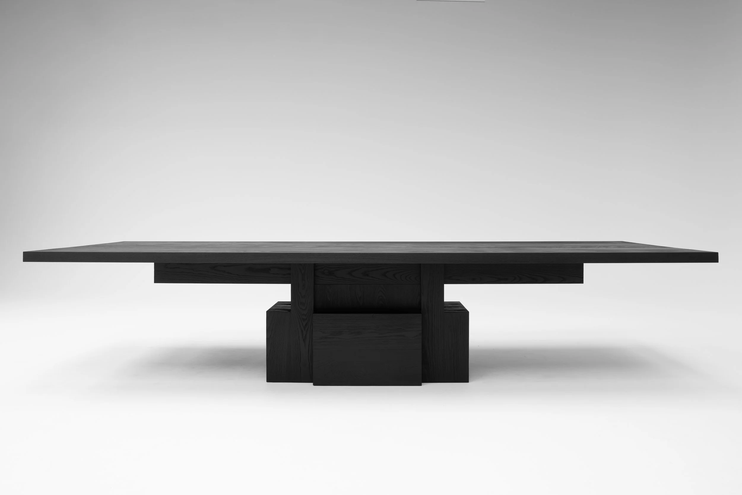 FUNDAMENT DINING TABLE