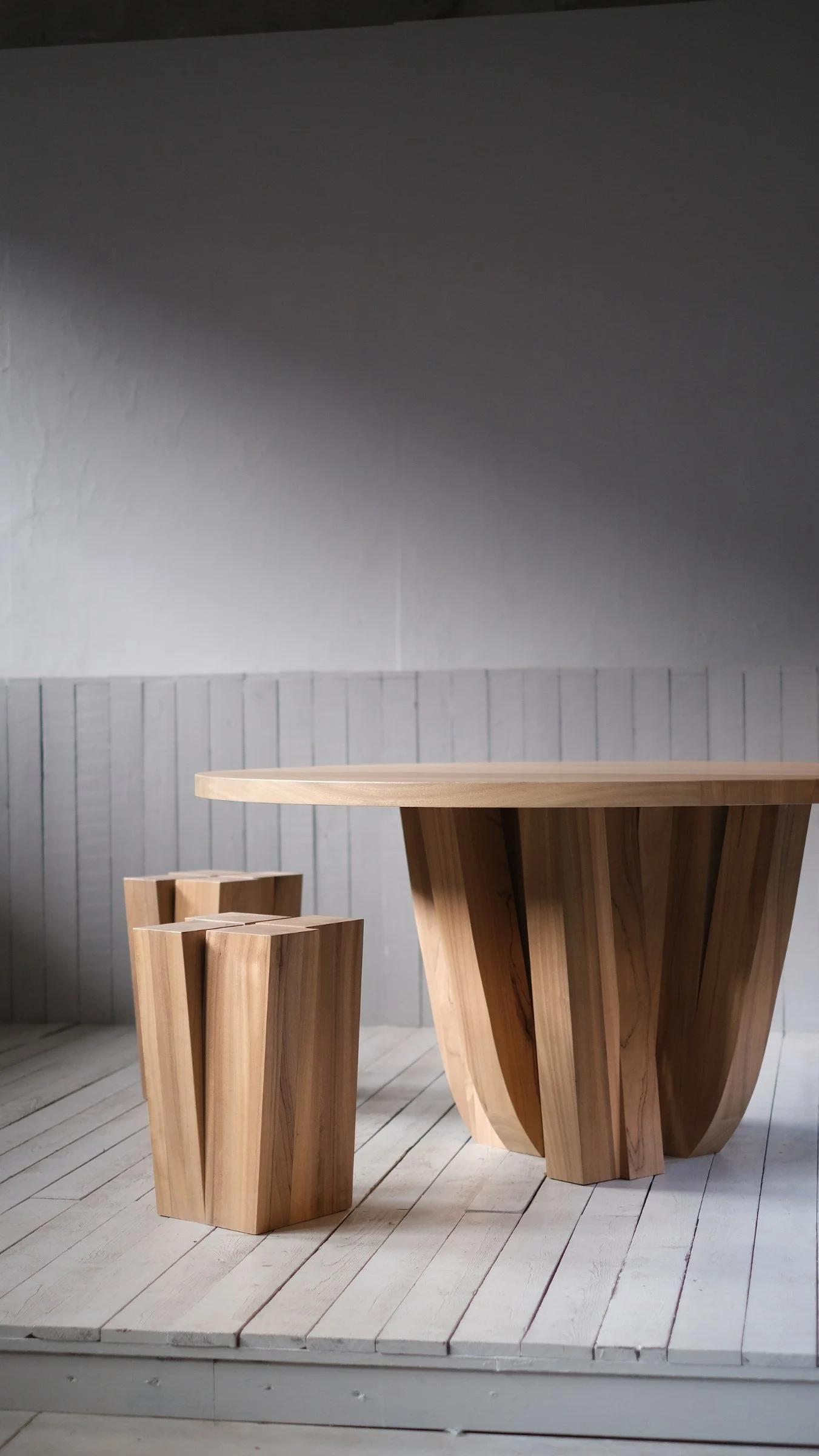 Zoumey round tables — studio photograph 2