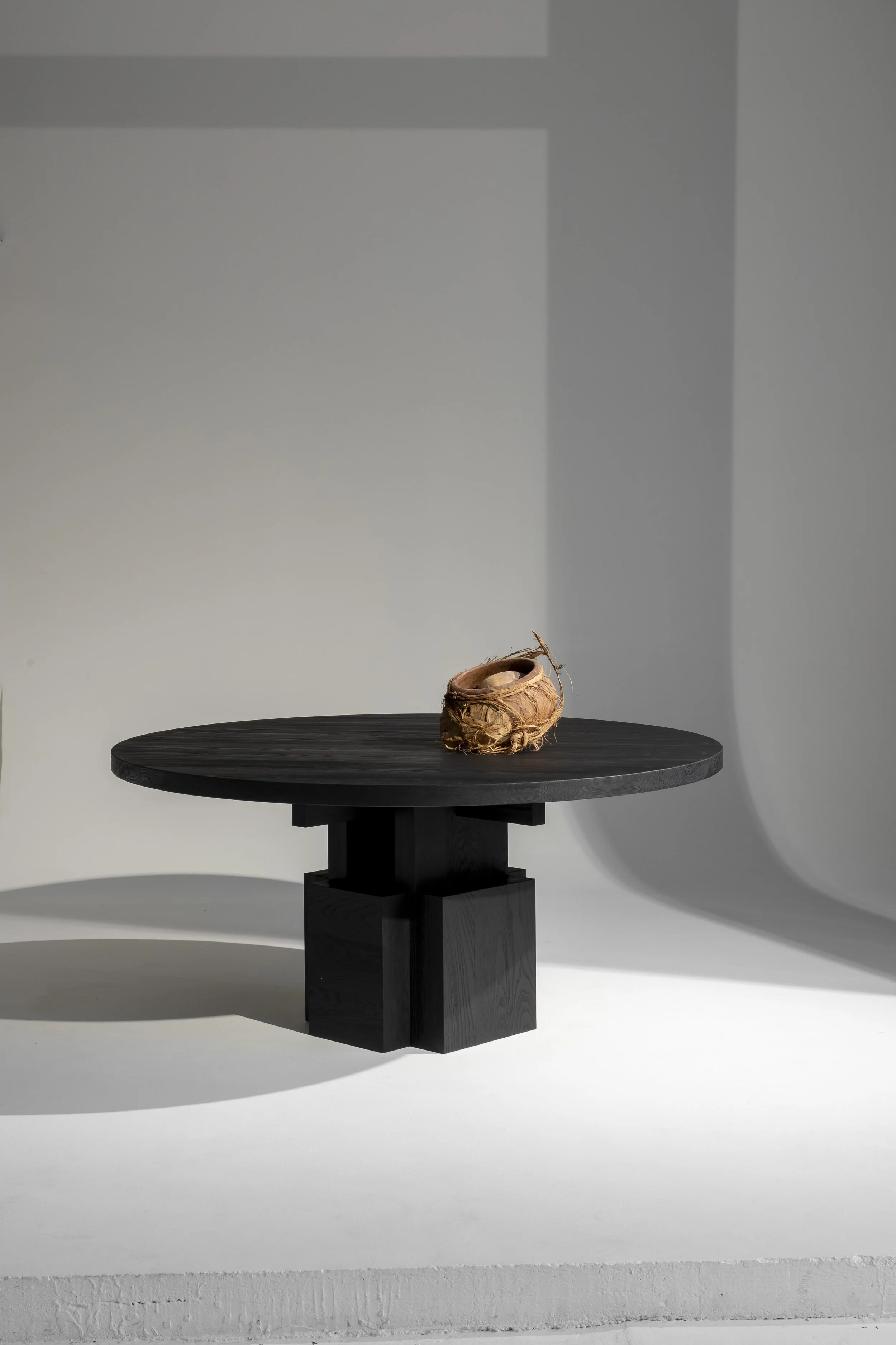 FUNDAMENT ROUND DINING TABLE