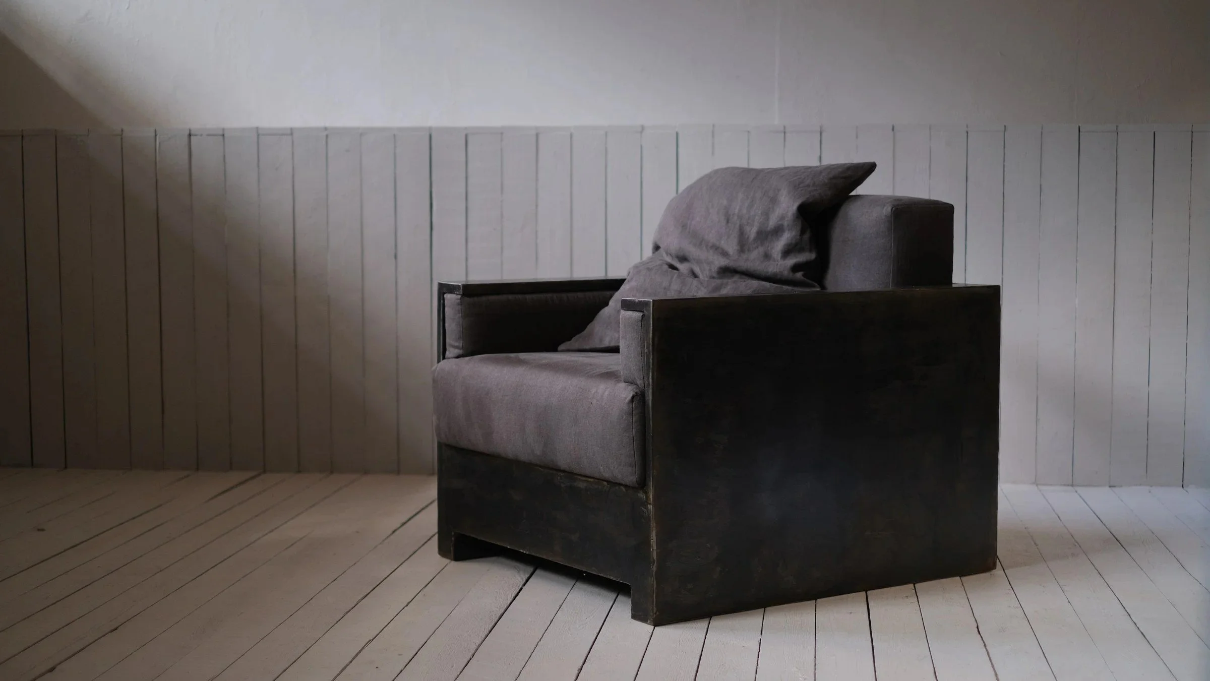 ARMCHAIR 052022