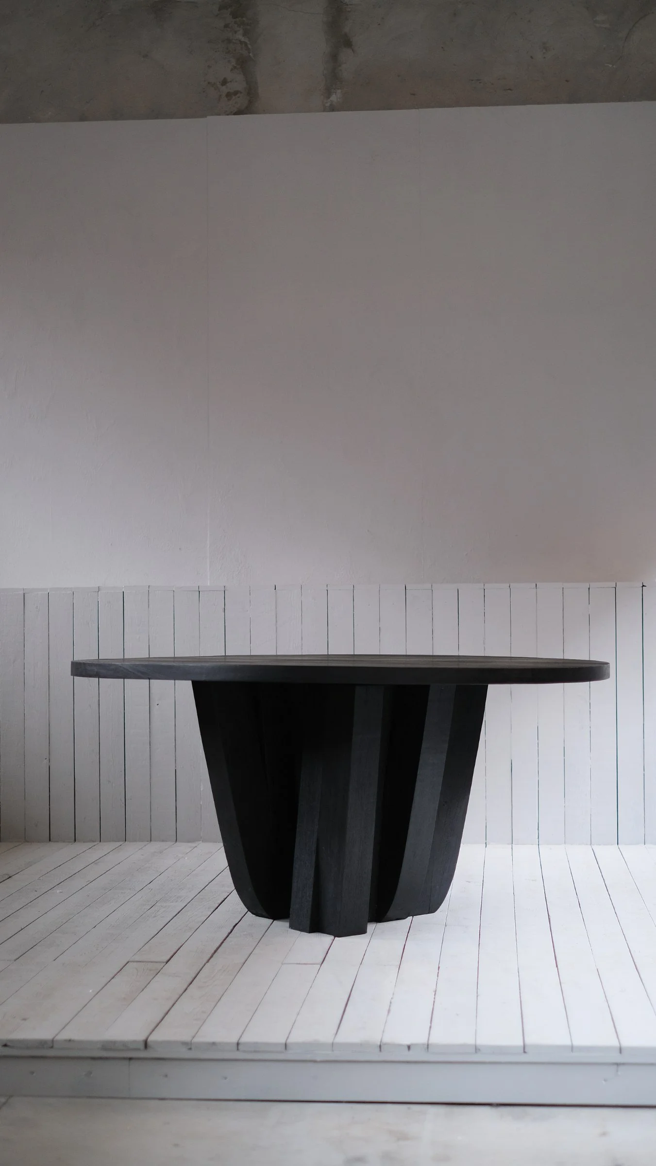 Zoumey round tables — studio photograph 1