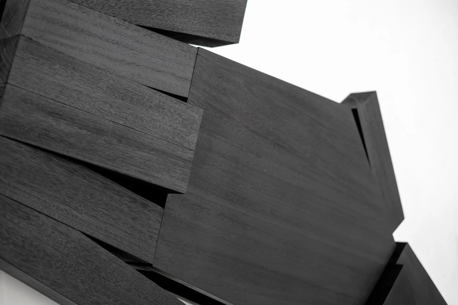 Detail of the Iroko wood and sculptural structure of Zoumey Coffee Table 012024 by Arno Declercq.