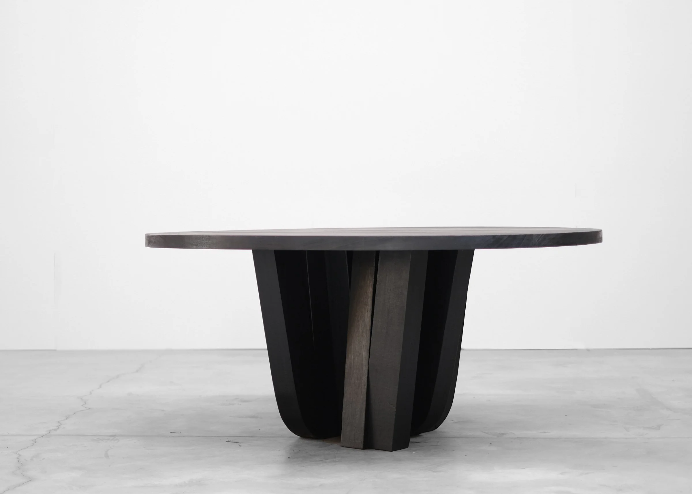 Closer view of the wooden base and top of Zoumey Table Round Black by Arno Declercq.