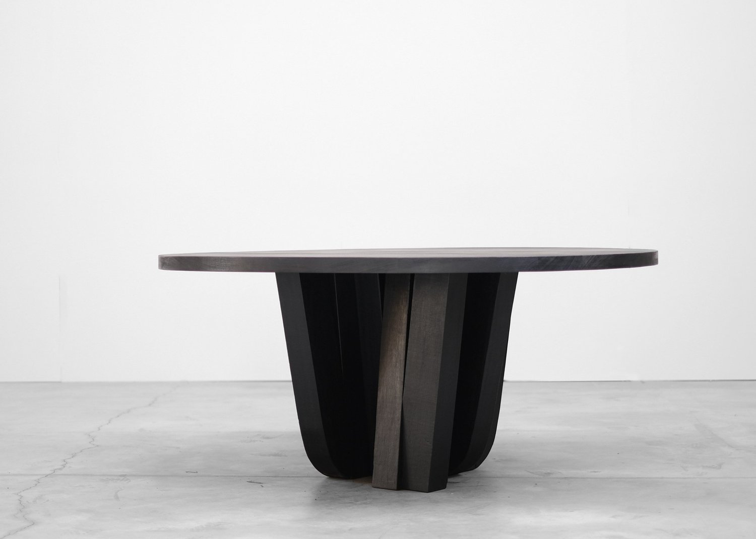 Closer view of the wooden base and top of Zoumey Table Round Black by Arno Declercq.