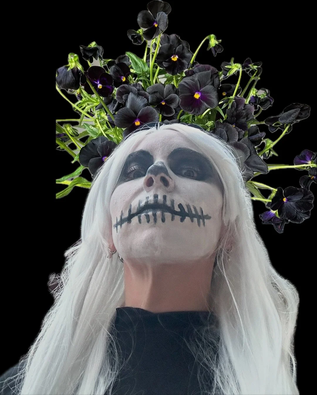 SOMETHING SPOOKY THIS WAY COMES @bloomschooltoronto 💀💀💀💀💀 

🥀DEATH BY FLOWERS 🥀 October 29th 6-8pm 
Spaces are limited, tickets live now