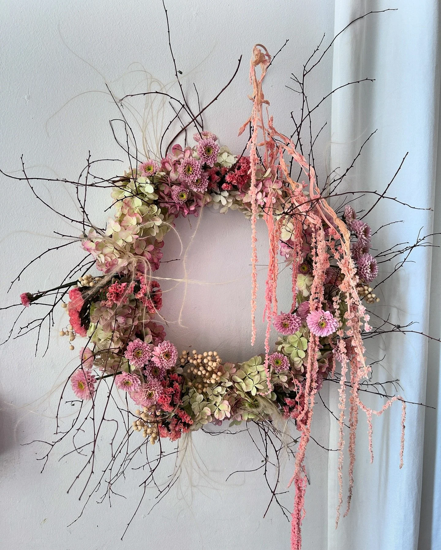 WE GOT WORKSHOPS BABY!!!! Whether you&rsquo;re into wreaths, spooky stuff, T Swift or bouquets this fall we&rsquo;ve got em&rsquo; all! 💃🏻💃🏻💃🏻

LIVE on Bloom School site now 🌸💗🌸💗