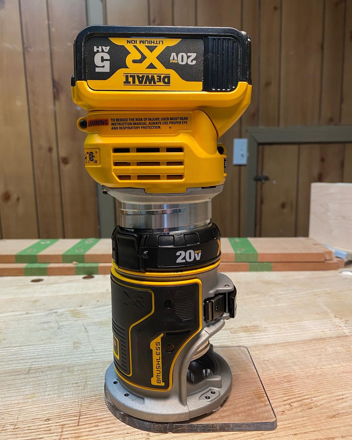 Another router in the shop.  Small palm router to help out on the smaller tasks.  Will help with cleaning between tails to flatten the bottom

Nouvelle toupie dans l&rsquo;atelier
@dewalt_ca 

#lesateliersbonzai #router  #dewalt #woodworking #powerto
