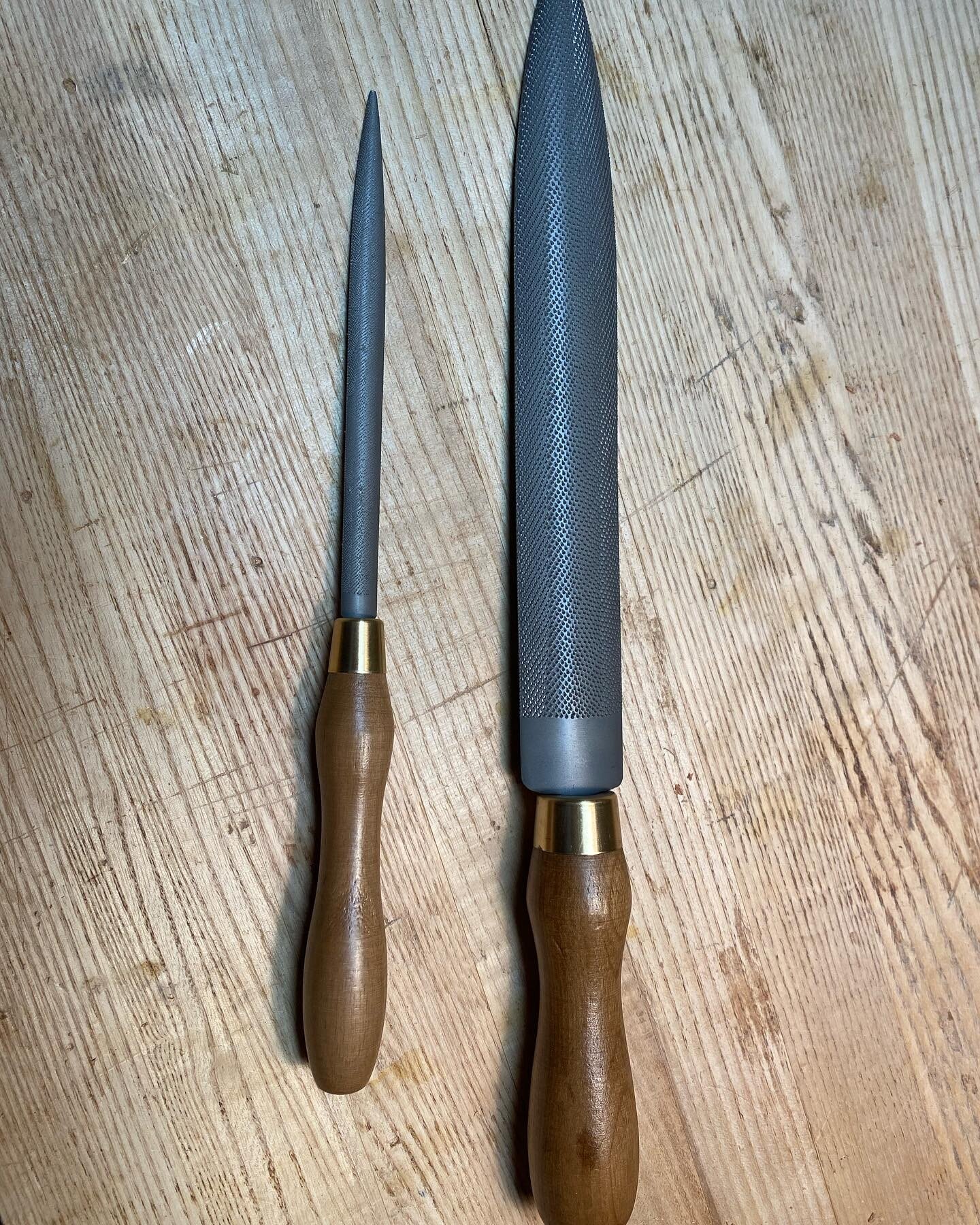 New addition on the handtools side.  Shown on the first picture are the modelers and cabinetmaker rasps from @fsj_auriou .  Second picture completes the family witht the rat&rsquo;s tail. Thanks to @leevalleytools for carrying these tools

Nouvelles 