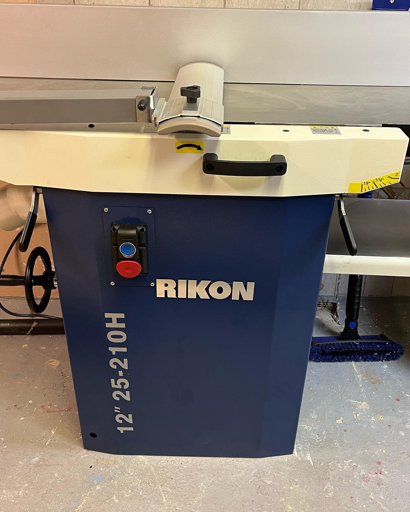 Encore plus de plaisir dans l&rsquo;atelier!  Rikon combo planeur/d&eacute;gauchisseuse 12&rdquo; avec t&ecirc;te hellico&iuml;dale

https://www.lesateliersbonzai.com/blog-fr/nouvel-outils-combo-rikon

More fun in the shop with a new tool.  Rikin com