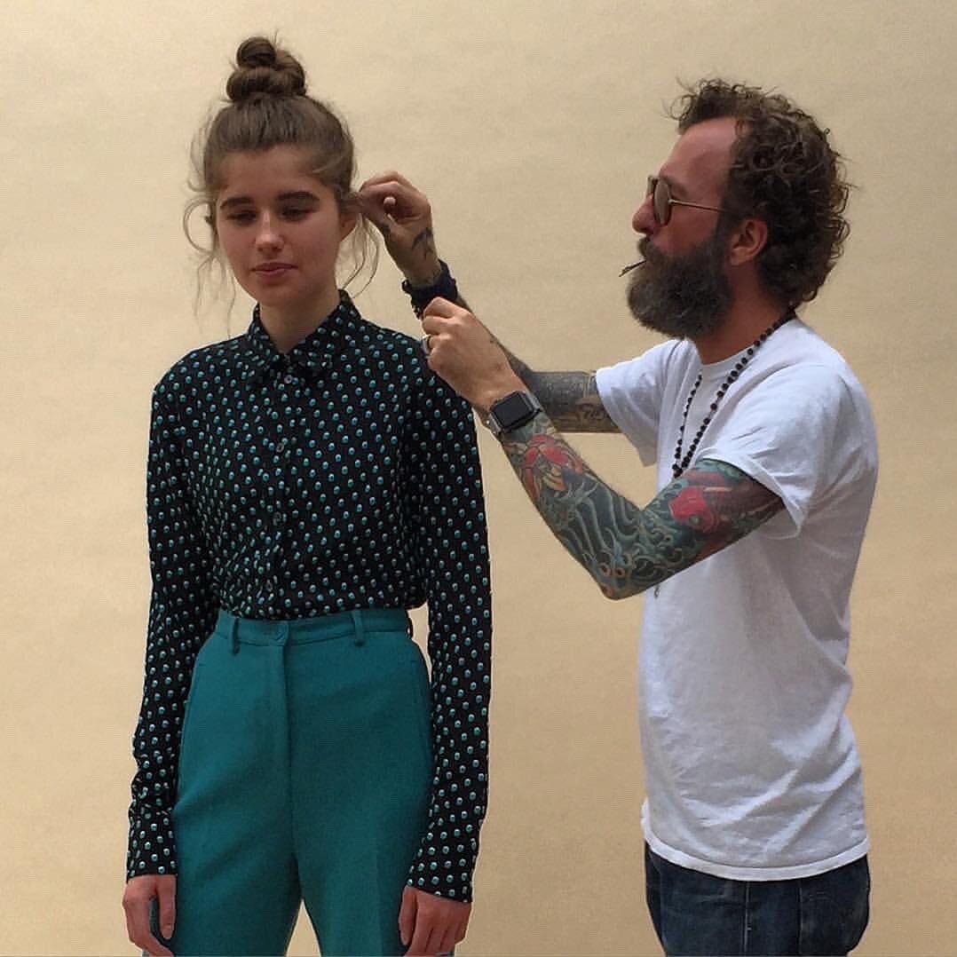 Happy 'National Sticky Bun Day'! ​​​​​​​​
Here's our experienced Artistic Director @diegomiranda on set mastering a different type of bun!​​​​​​​​
​​​​​​​​
To book an appointment with Diego or any of our experienced team, hit 'Book Now' on our profil