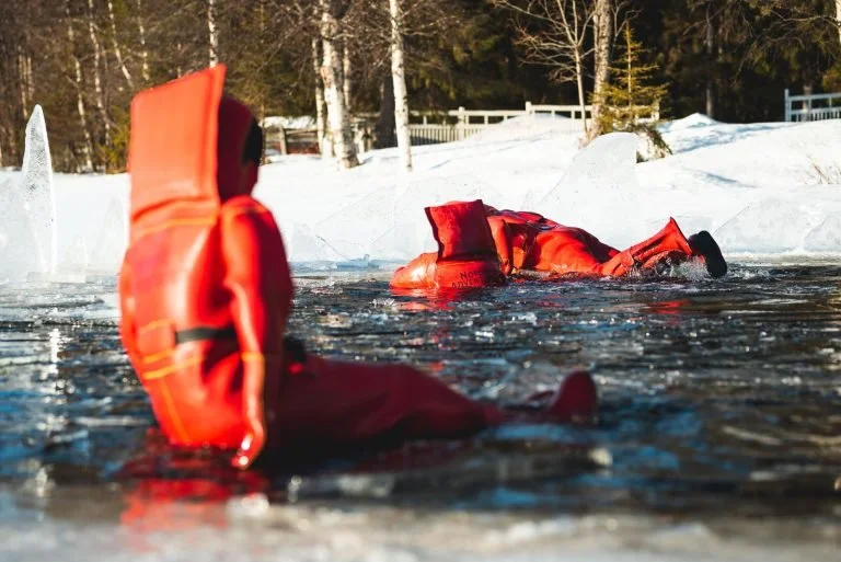 ice-floating-in-nature-rovaniemi-lapland-beyond-arctic-768x513.jpg