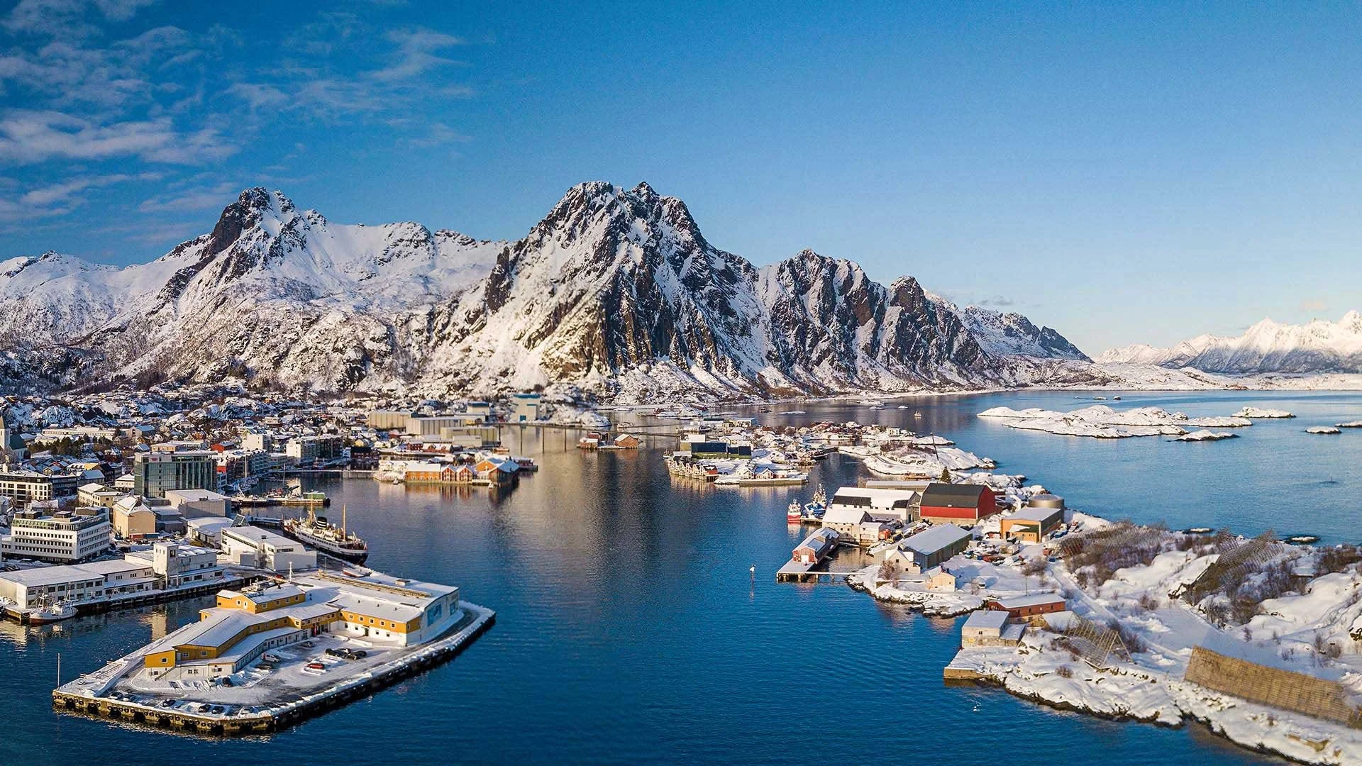 winter-view-of-svolvaer-lofoten--1-©hurtigruten.jpg