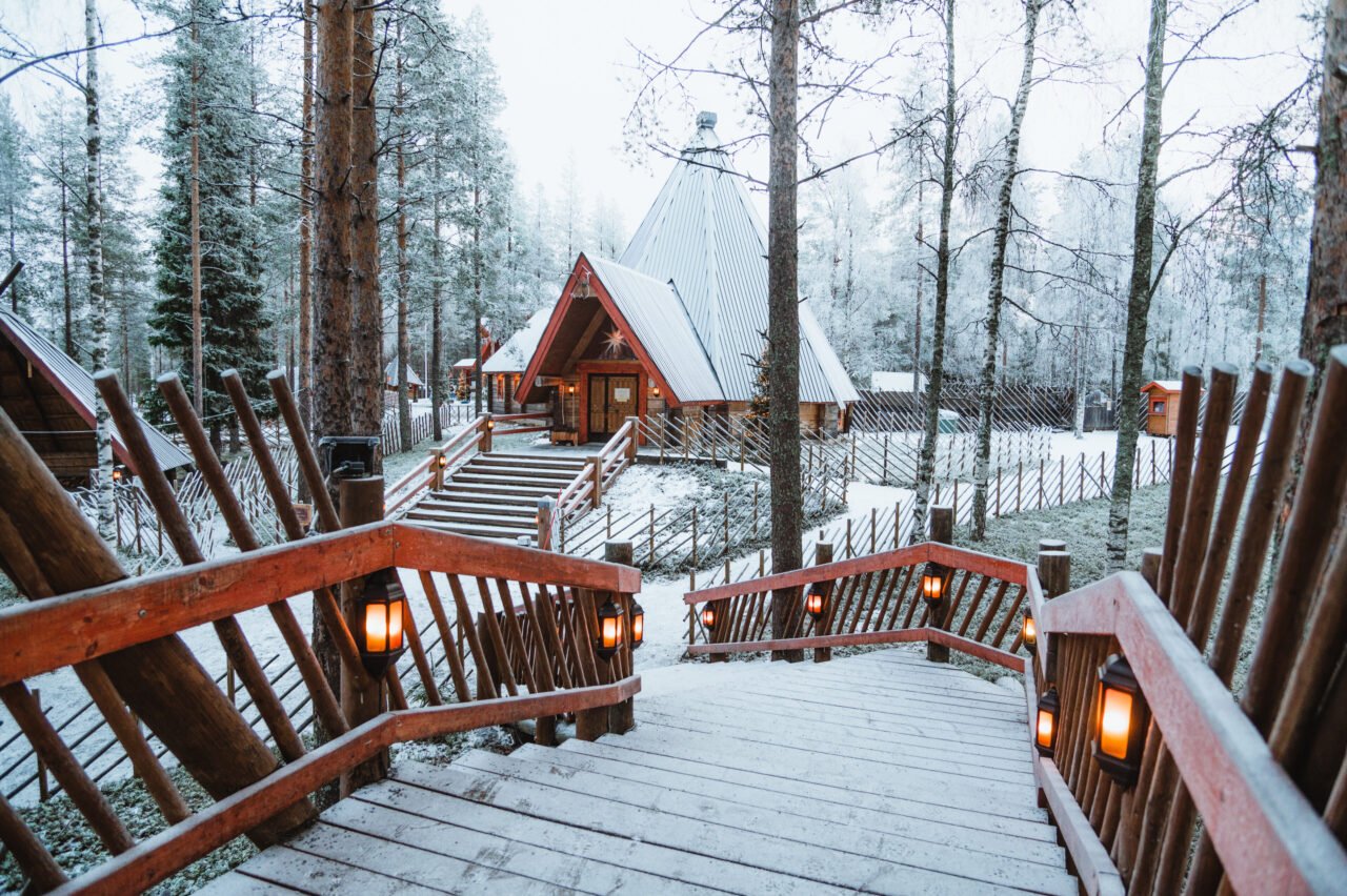 Early-Winter-first-snow-snowfall-Santa-Claus-Village-Rovaniemi-Lapland-Finland-14-1280x852.jpg