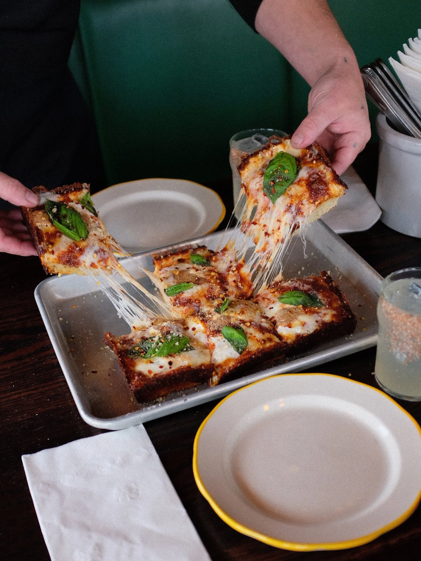 🍃MARGY MONDAY🍋&zwj;🟩
$13 margheritas &amp; $7 margaritas all night at lynlake 💚 add toppings if ur a party animal ...

discounted margherita pizza also at @grazenorthloop &amp; @wildstatecider!!!!