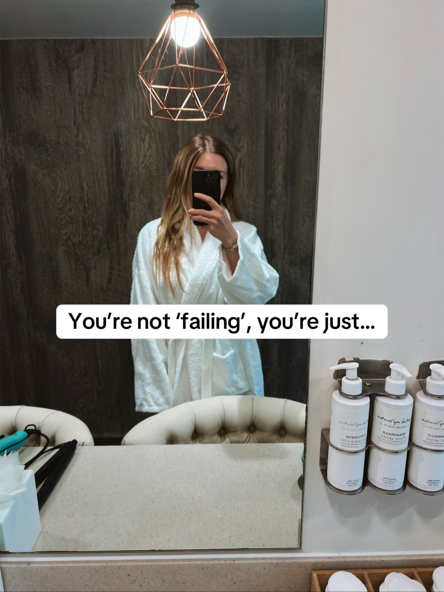 You&rsquo;re not failing 🙏🏼🤍 

&hellip; it&rsquo;s just the constant comparison that makes you feel like you are! Scrolling on Instagram and seeing everyone sharing a very curated version of their highlights, with no context that would allow us to