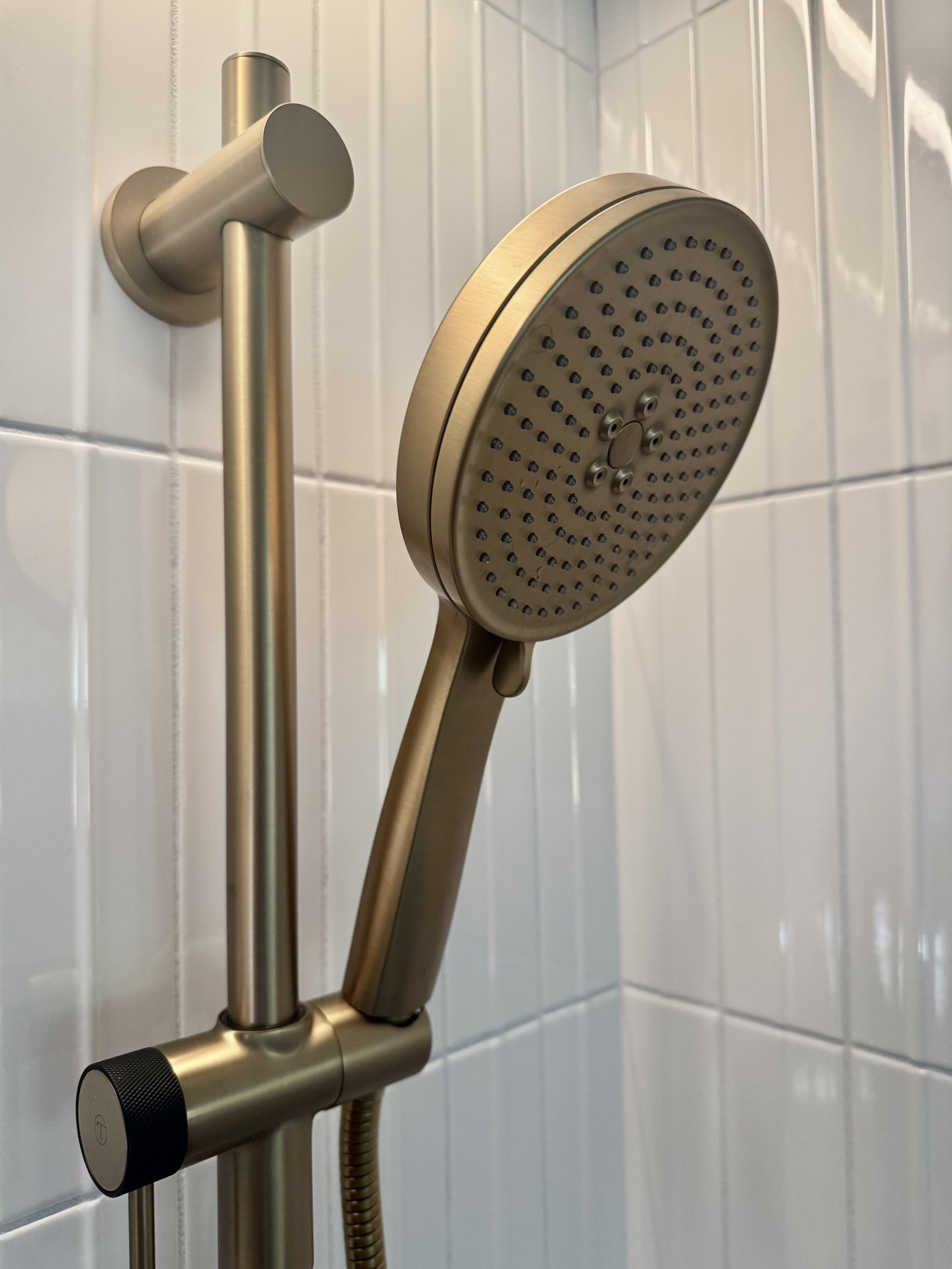 HH71-hinterhaus-41-stratford-nordic-interiors-scandi-vibe-ensuite-bath-tenzo-fixtures-brass-hand-wand.jpeg