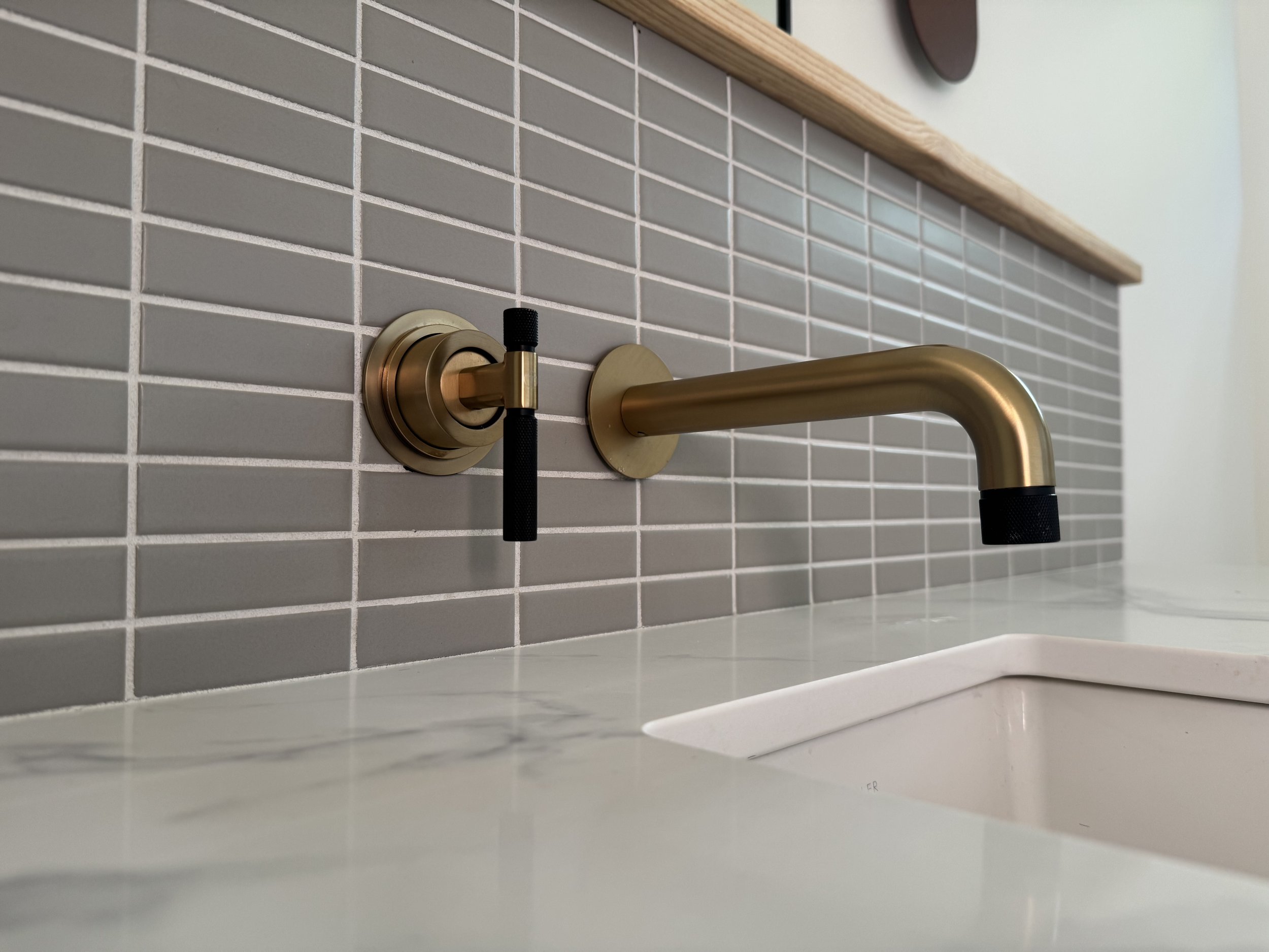 HH74-hinterhaus-41-stratford-nordic-interiors-scandi-vibe-ensuite-bath-tenzo-fixtures-brass-knurled-black-levers.jpeg