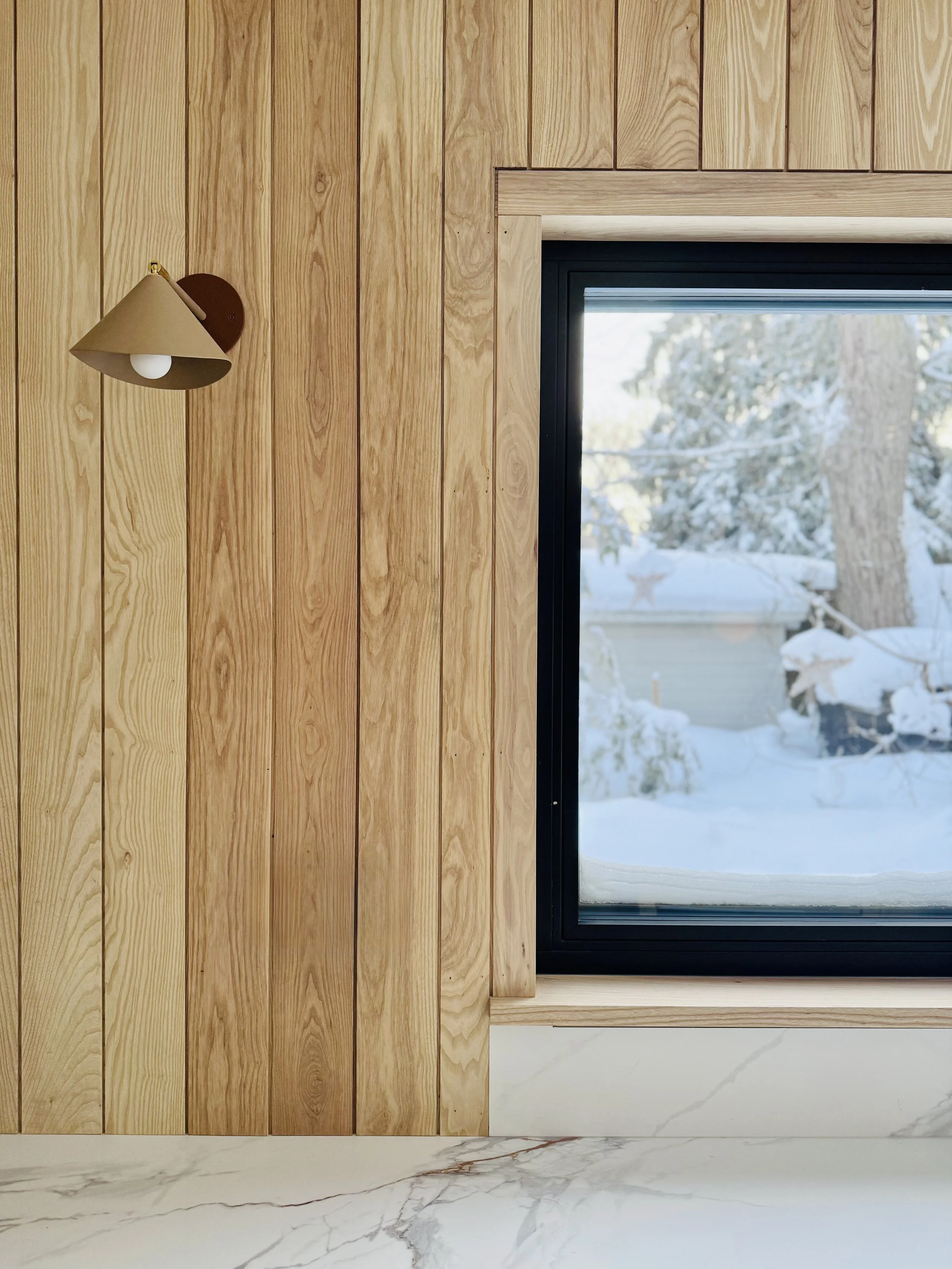 HH07-hinterhaus-41-nordic-barn-adu-elevin-design-group-luminaire-authentik-wall-sconce-window-detail.jpg