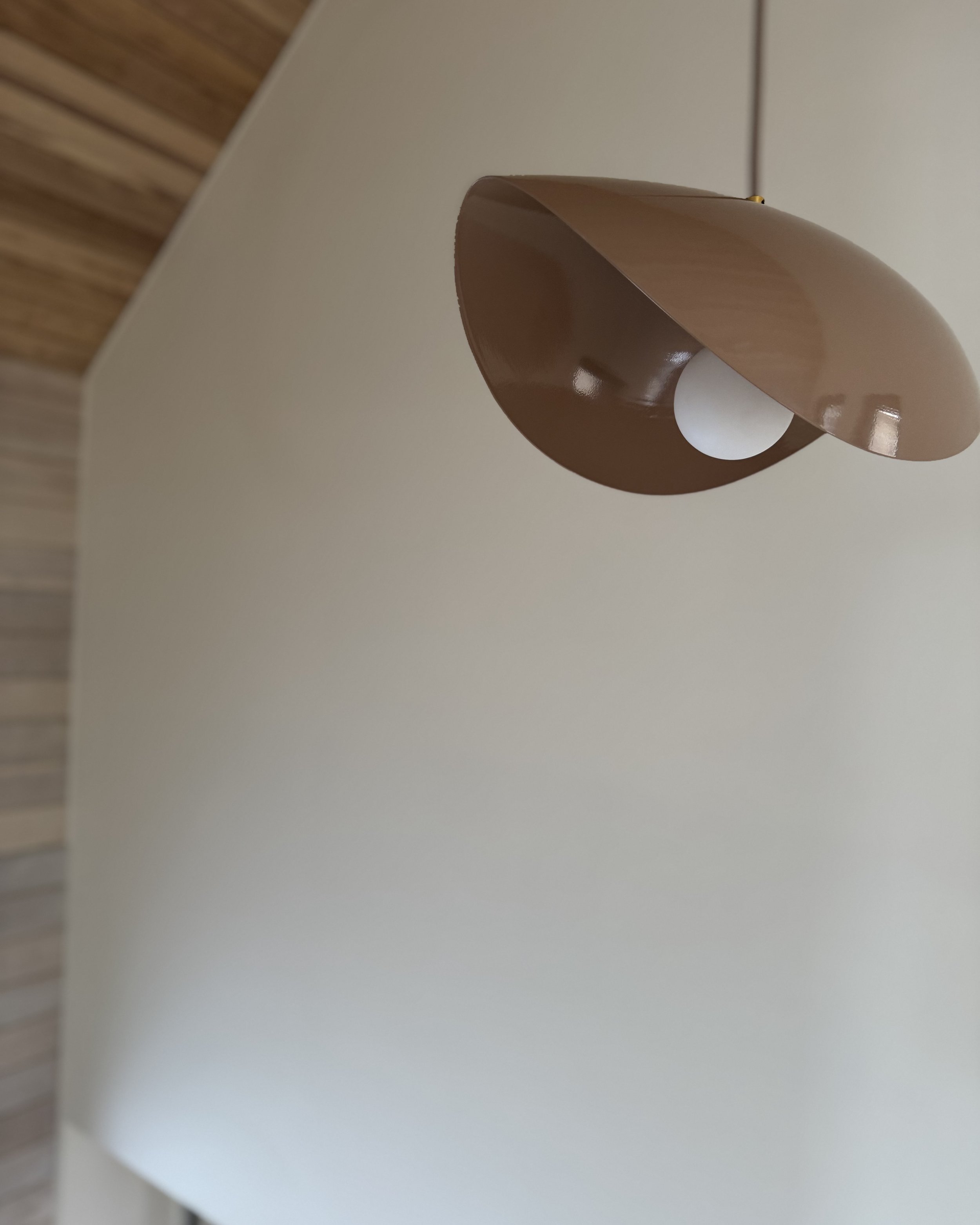 HH30-hinterhaus-41-nordic-barn-adu-elevin-design-group-luminaire-authentik-pendant-light-glossy-sahara-blush-brass-detail.jpg