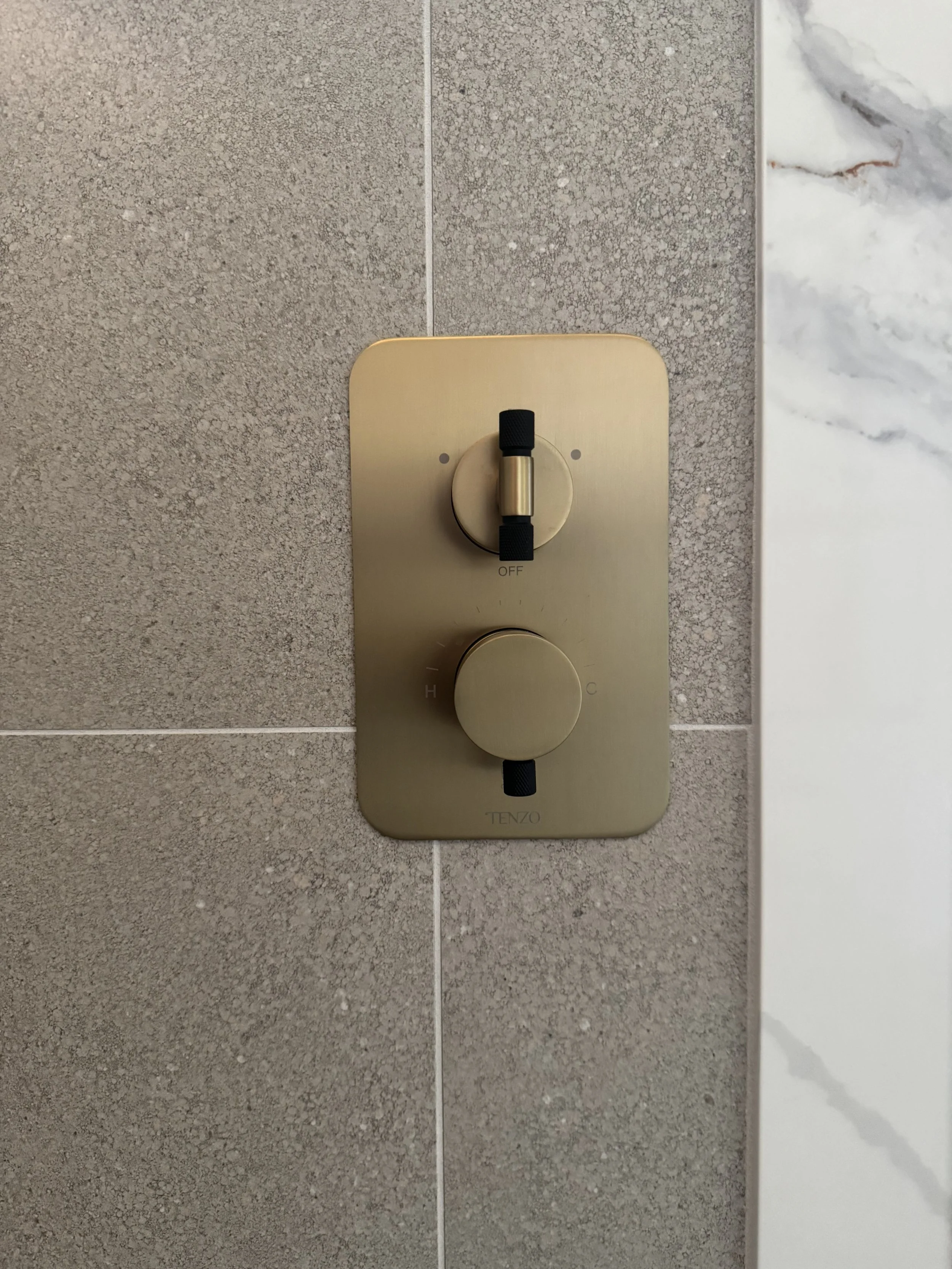 HH69-hinterhaus-41-stratford-nordic-interiors-scandi-vibe-ensuite-bath-tenzo-fixtures-brushed-brass-controls.jpeg
