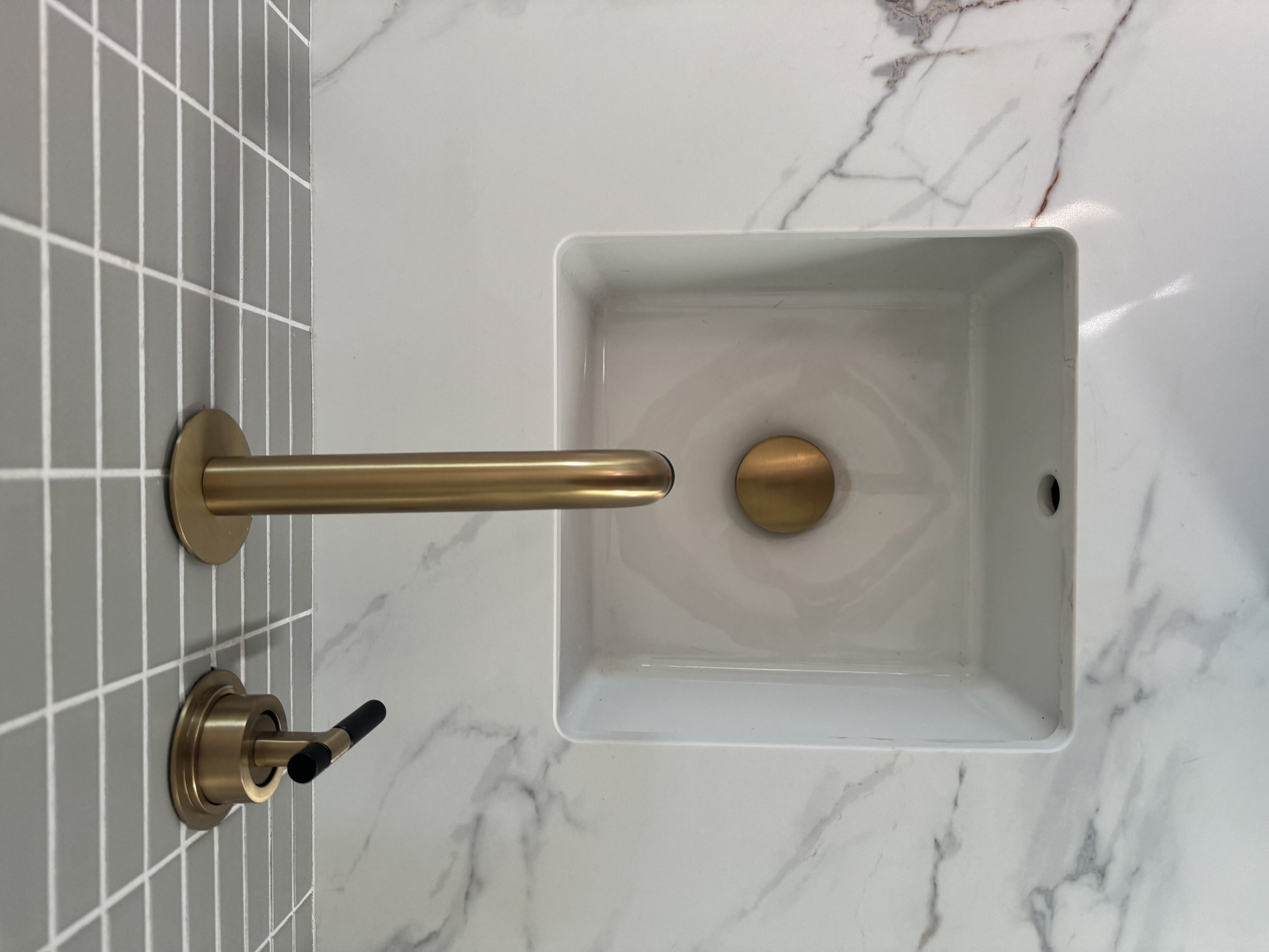 HH75-hinterhaus-41-stratford-nordic-interiors-scandi-vibe-ensuite-bath-tenzo-fixtures-quarter-courter-kholer-undermount-sink.jpeg