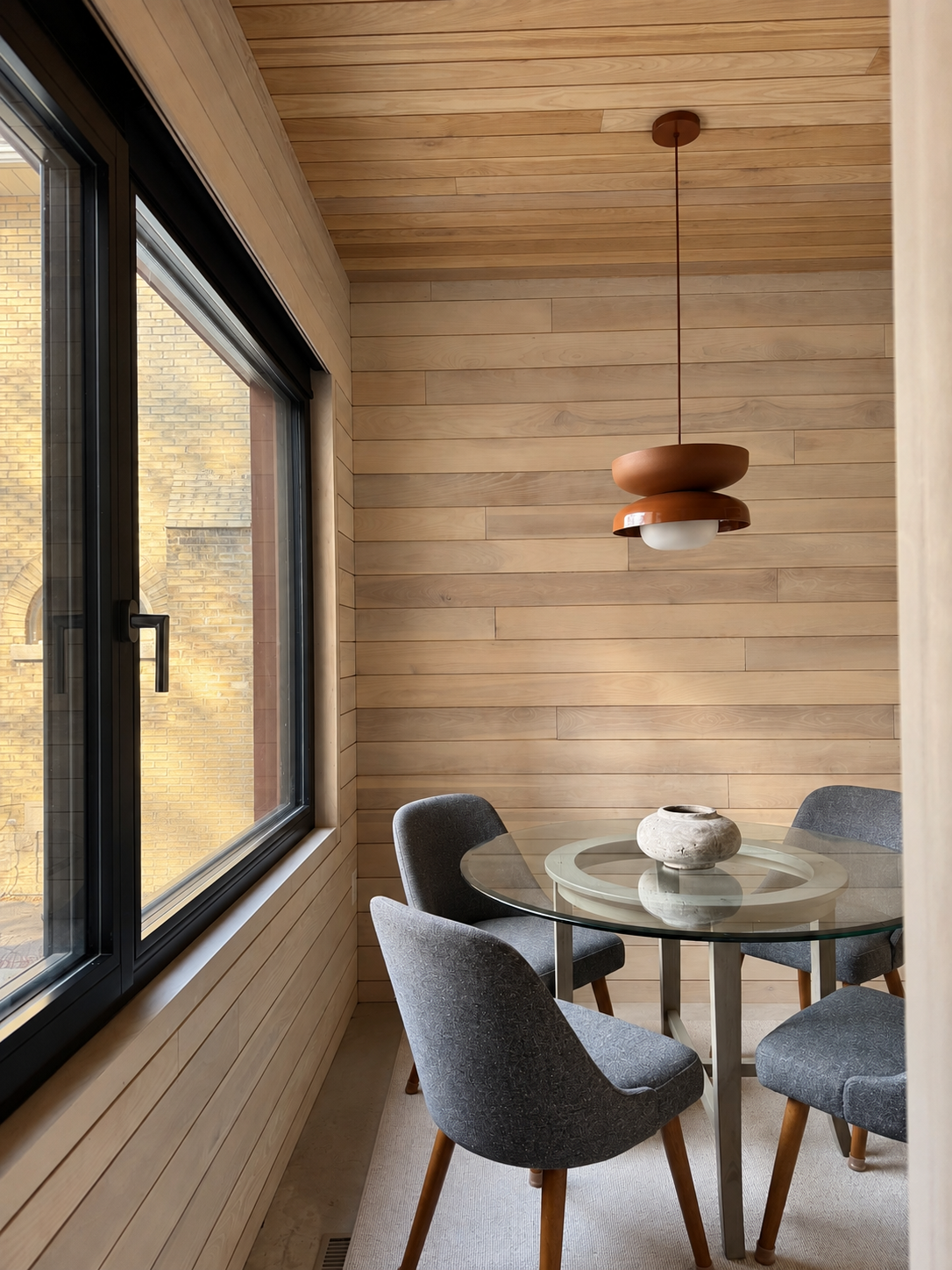 HH54-hinterhaus-41-stratford-cozy-dining-room-nordic-interiors-scandinavian-luminaire-authentick-rust-pendant.png