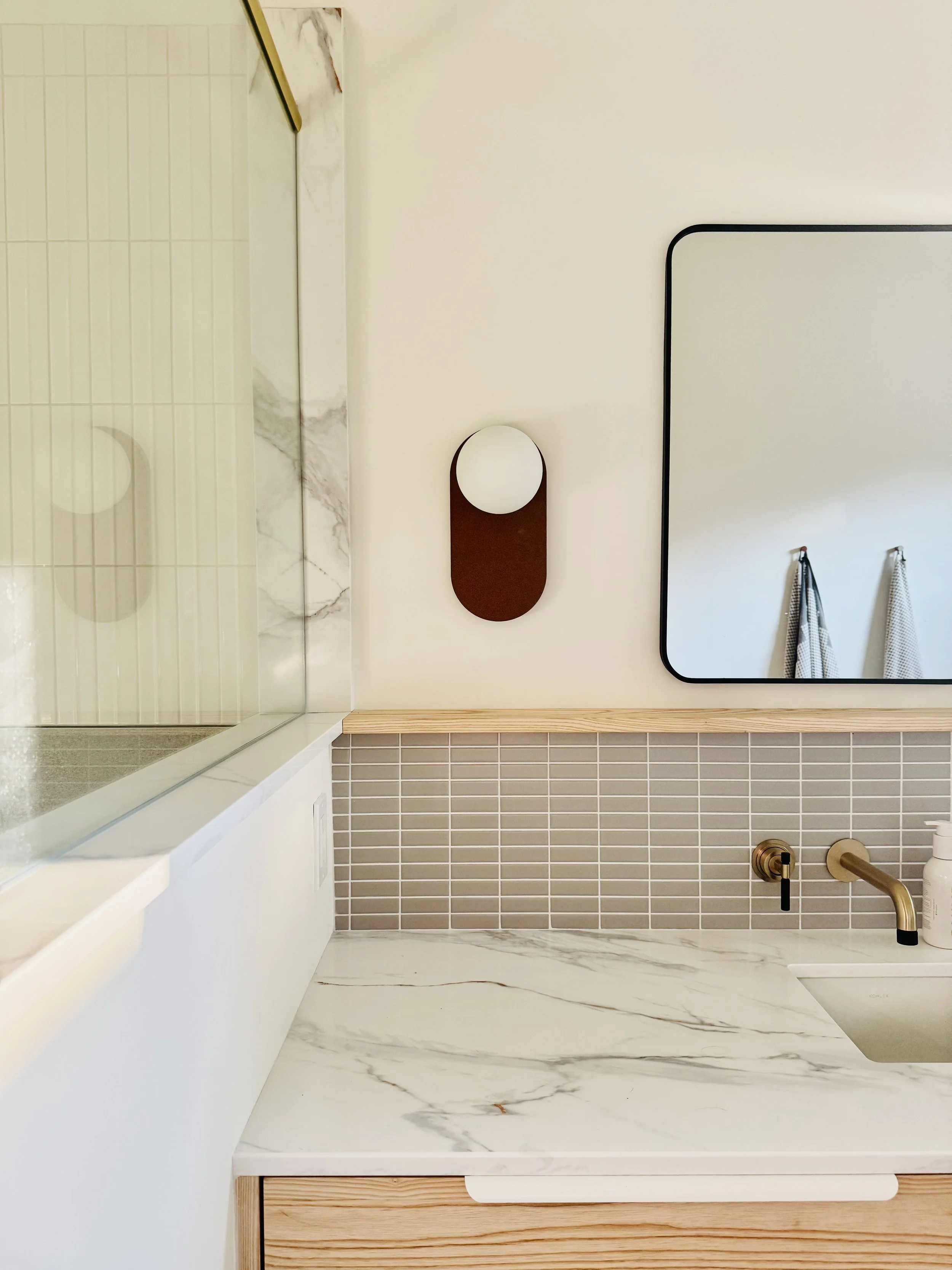 HH73-hinterhaus-41-stratford-nordic-interiors-scandi-vibe-ensuite-bath-tenzo-fixtures-luminaire-authentik-sconces-in-rust-colour.jpeg