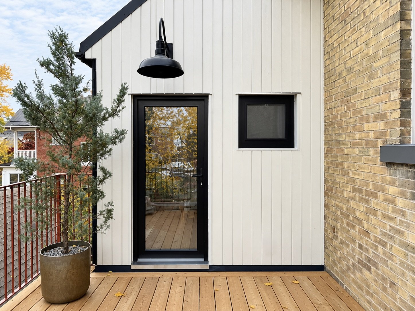 HH58-hinterhaus-41-stratford-exterior-facade-cap-cod-siding-nordic-interiors-scandinavian-balcony-farmhouse-black-light-corten-steel-planter.jpeg