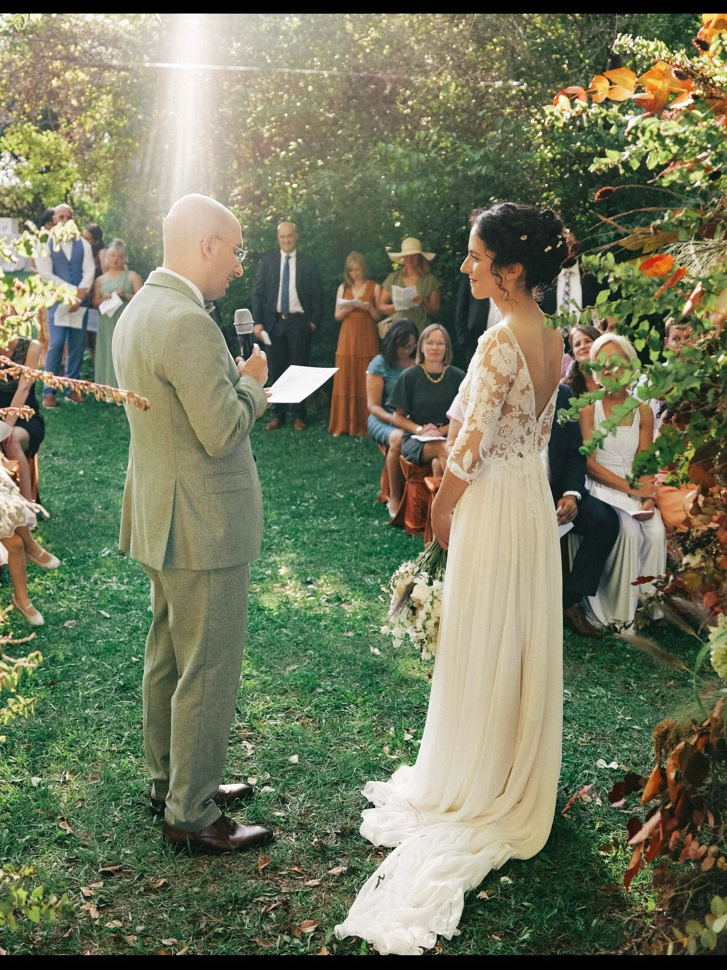 German-Hungarian couple Mia and Andris brought their wedding from Berlin to a hidden garden near Lake Balaton.

All they wanted was a quiet day in nature, spent with their closest friends and family, without any distractions.

They shared their vows 