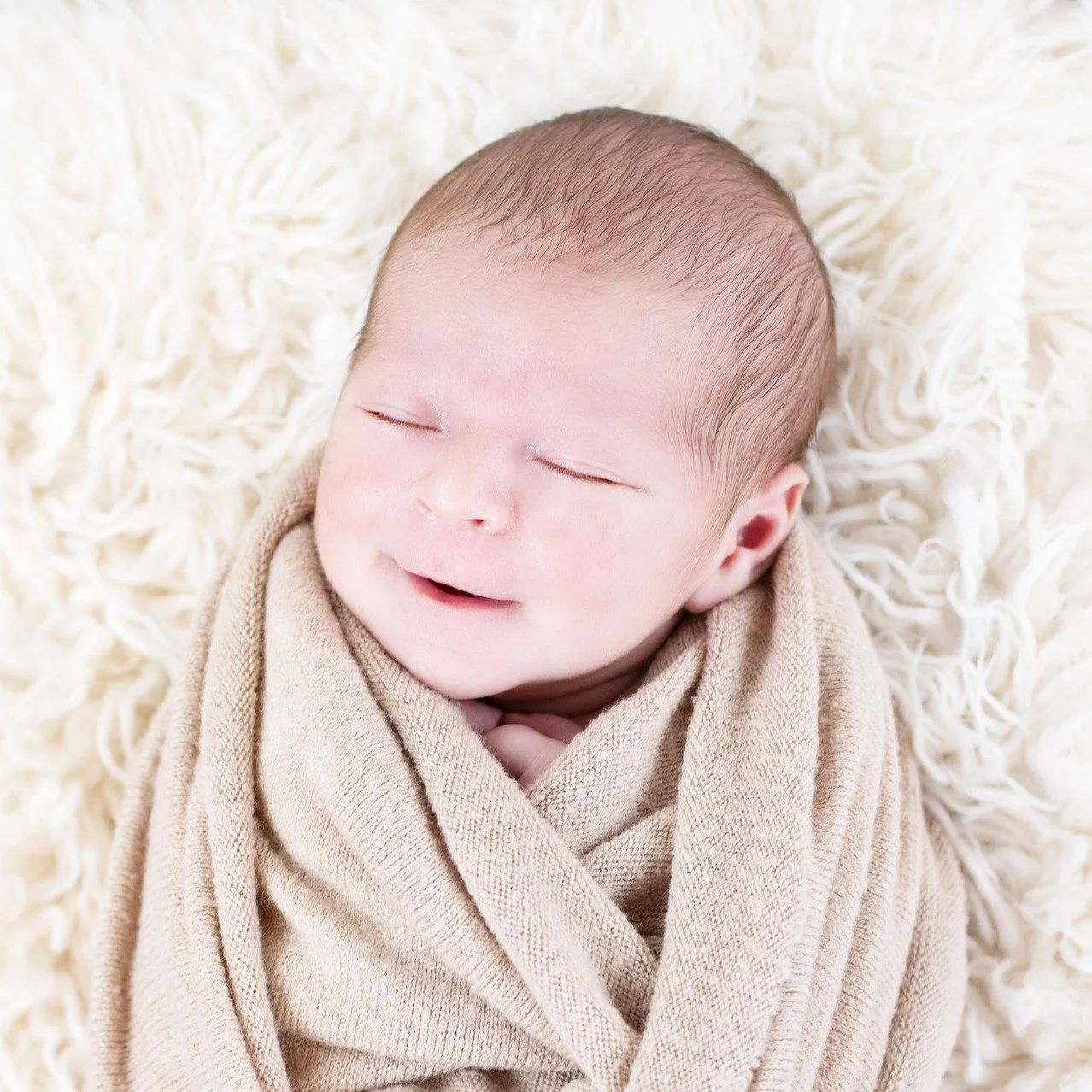🍼 Wrapped in love and already full of charm 💙 This little guy&rsquo;s smile could melt the morning frost ❄️ Snuggled tight, dreaming big &mdash; welcome to the world, sweet boy!
#AgooFamilyPhotography #NewbornSmiles #SwaddleSnuggles #BabyBoyJoy #Fr
