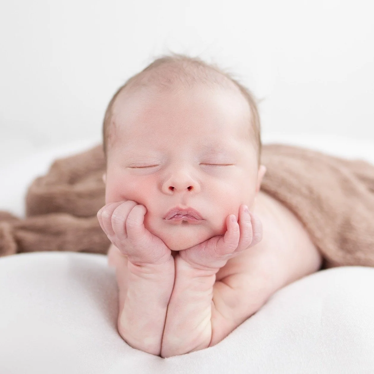 Too cool for nap time 😎🍼 This little guy&rsquo;s already posing like a pro &mdash; head in hands, heart in ours. #AgooFamilyPhotography #NewbornStyle #BabyBoyMagic #TinyPoseBigHeart #BloomfieldHillsPhotographer #LittleGentleman 📸👶💙