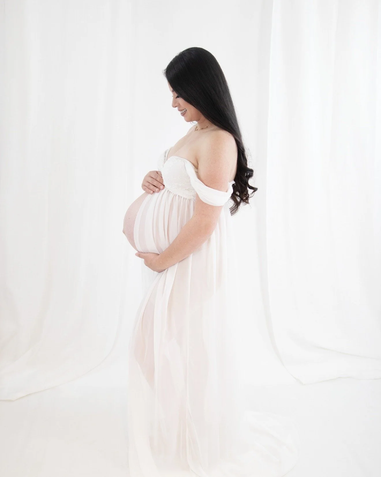 ✨ A quiet moment, a growing miracle 🤍 This mama glows in white, wrapped in love and anticipation. Capturing the beauty of motherhood, one belly-kiss at a time 💫 
#MaternityMagic #MotherhoodMoments #AgooFamilyPhotography #PregnancyGlow #WhiteDressWo