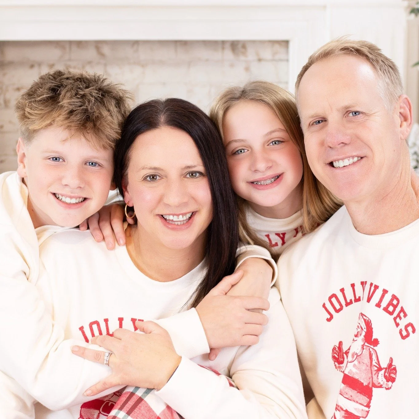 🎅 All is merry, all is bright&hellip; four hearts shining together this Christmas 🌟👨&zwj;👩&zwj;👧&zwj;👦#AgooFamilyPhotography #ChristmasJoy #FamilyTime #HolidayPortraits #SeasonOfLove
