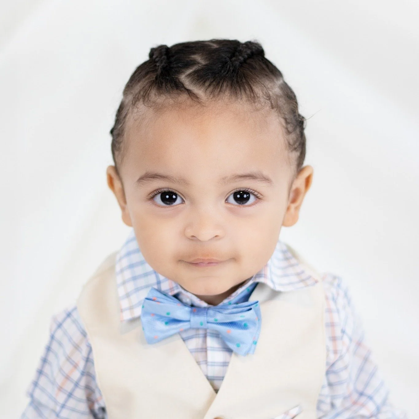😎 Bow tie game strong! 👔✨ This young star knows how to shine in front of the camera&hellip;
#AgooFamilyPhotography #StylishKid #BowTieVibes #PortraitMagic #FamilyPhotography