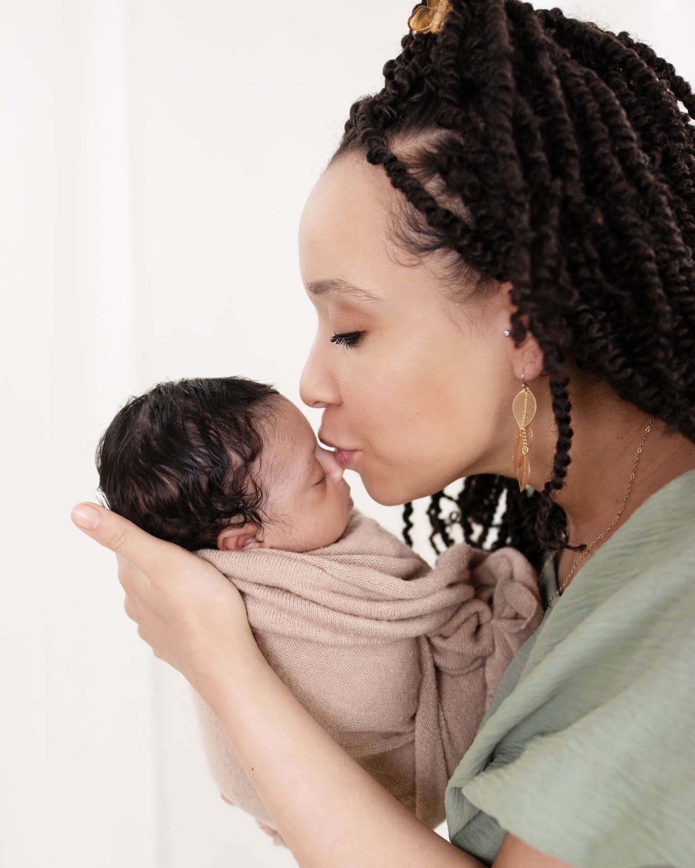 🌸 Where tenderness begins&hellip; a kiss that tells a lifetime of love 👶💖
#AgooFamilyPhotography #NewbornMagic #MomentsOfLove #MotherhoodCaptured #TimelessPortraits