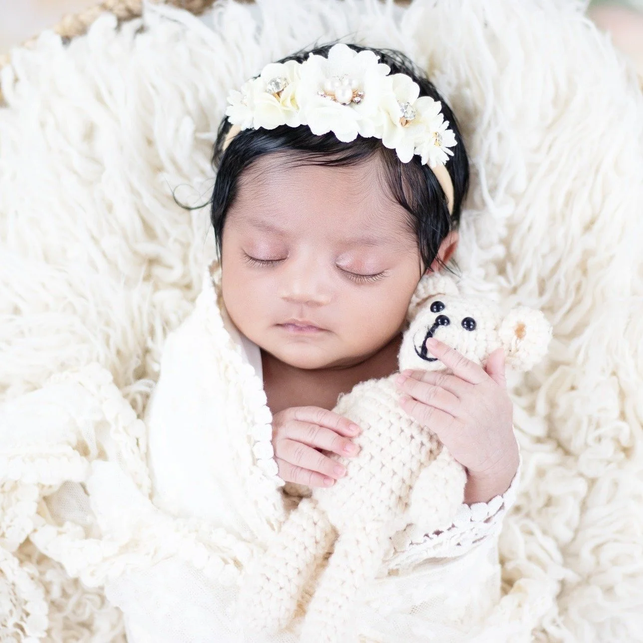 "Tiny princess, big cuddles 🌸👶✨
#AgooFamilyPhotography #NewbornGirl #BabyBearHugs #LittlePrincess #BundleOfJoy #TinyMiracle #FamilyTreasures #SweetMoments #CuddlesAndLove