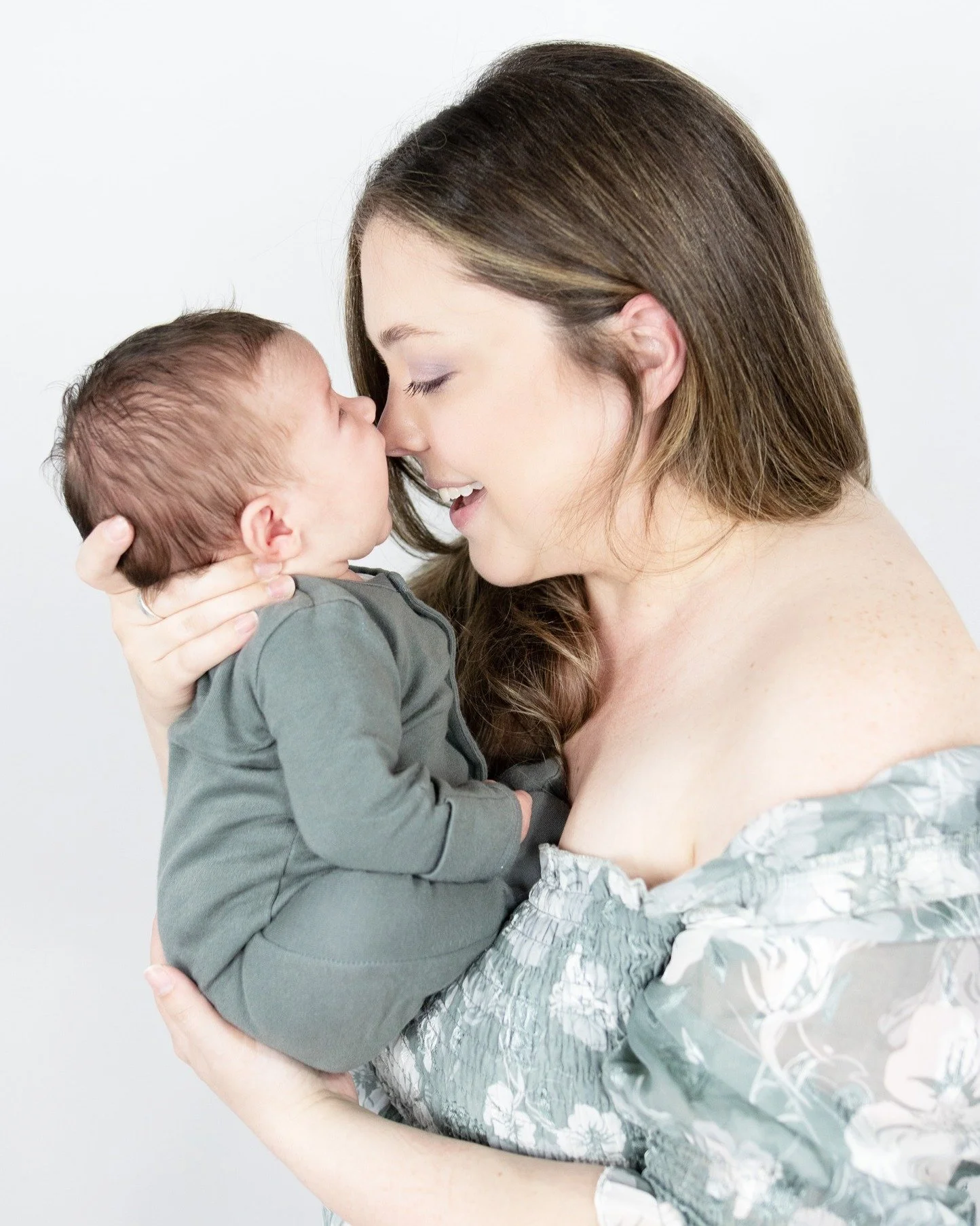 A quiet kiss on mom&rsquo;s nose. He&rsquo;s small, but the connection is already strong! 👶 🥰

#MomAndSon #SimpleMoments #FamilyPhotography #MetroDetroitPhotographer #NewbornLove